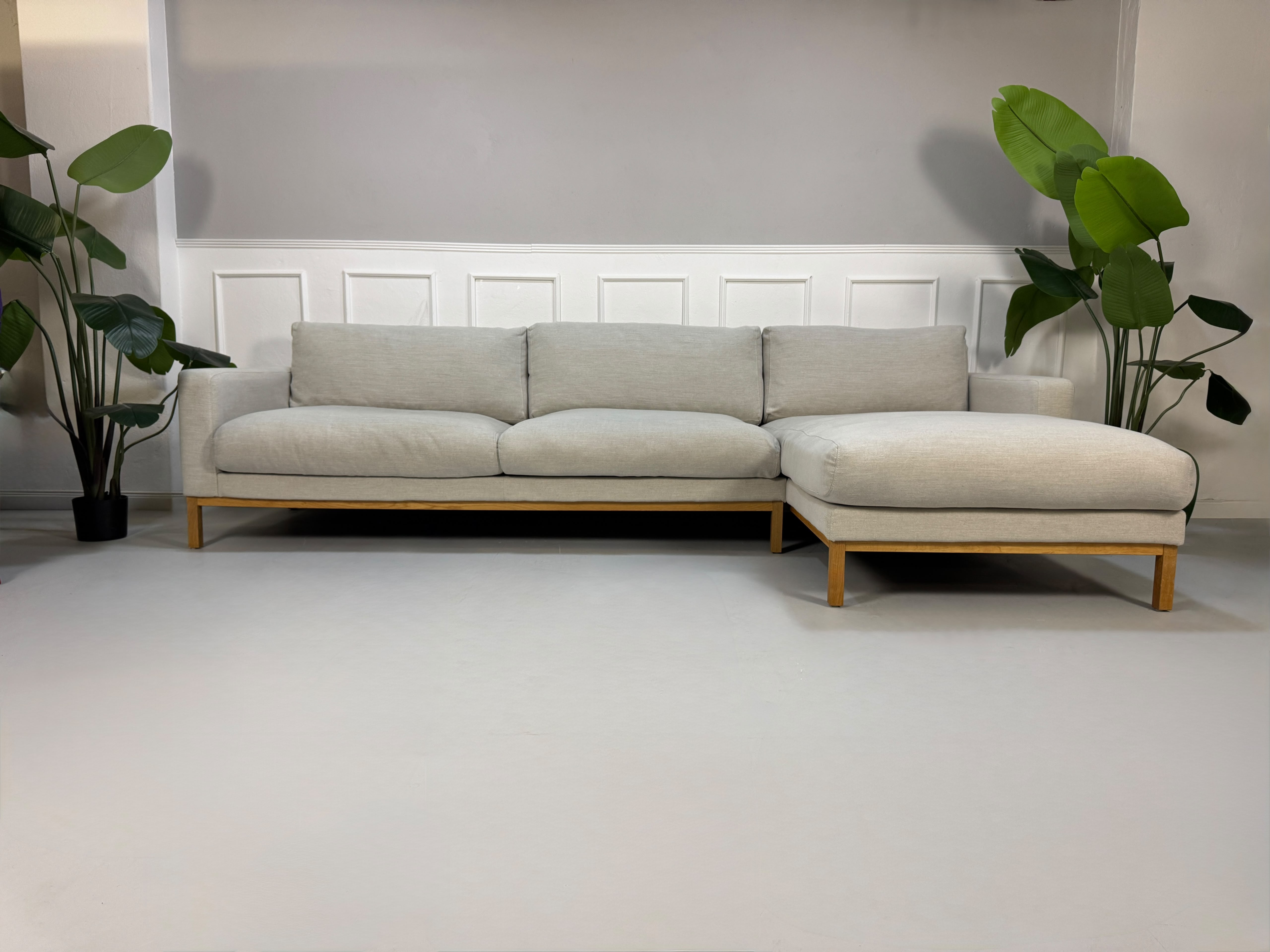 Gebrauchtes beiges Bolia North Designer Stoff Sofa vor einer Wand, stilvoll und modern eingerichtet.