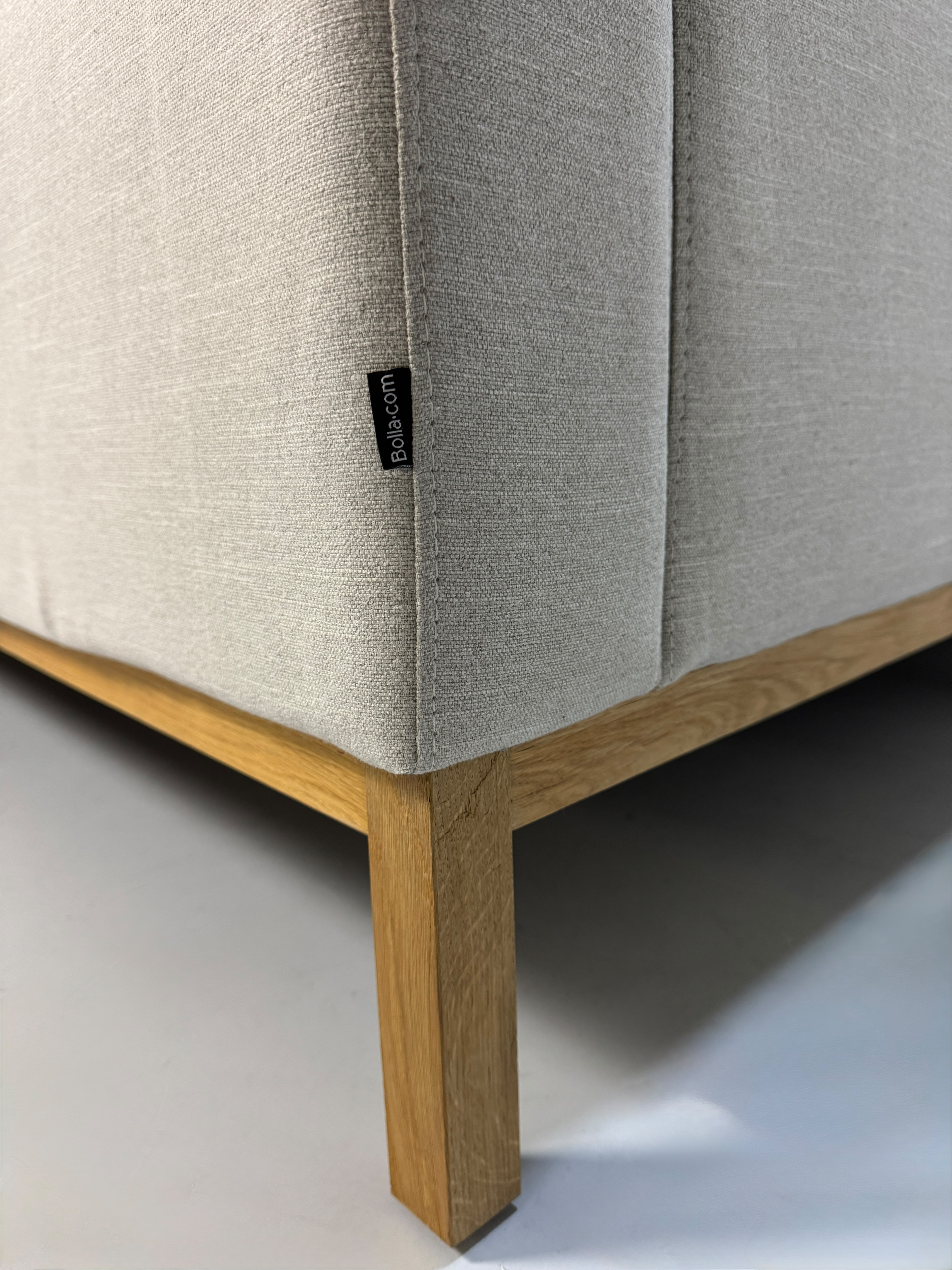 Gebrauchtes beiges Bolia North Designer Stoff Sofa vor einer Wand, stilvoll und modern eingerichtet.