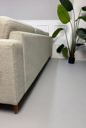 Gebrauchtes beiges Bolia Scandinavia 6 Sitzer Designer Stoff Sofa vor einer Wand, stilvoll und modern eingerichtet.