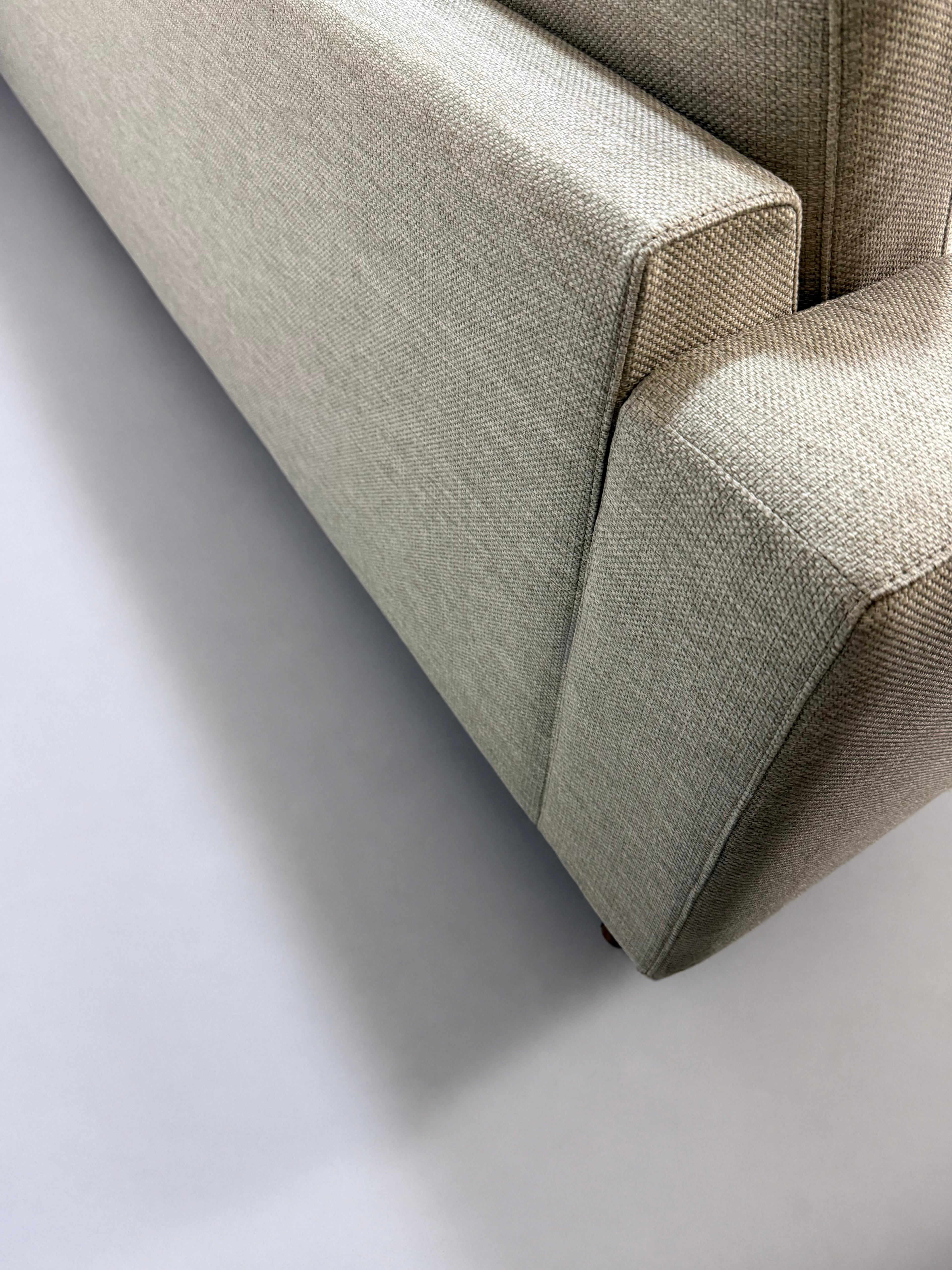 Gebrauchtes beiges Bolia Scandinavia 6 Sitzer Designer Stoff Sofa vor einer Wand, stilvoll und modern eingerichtet.