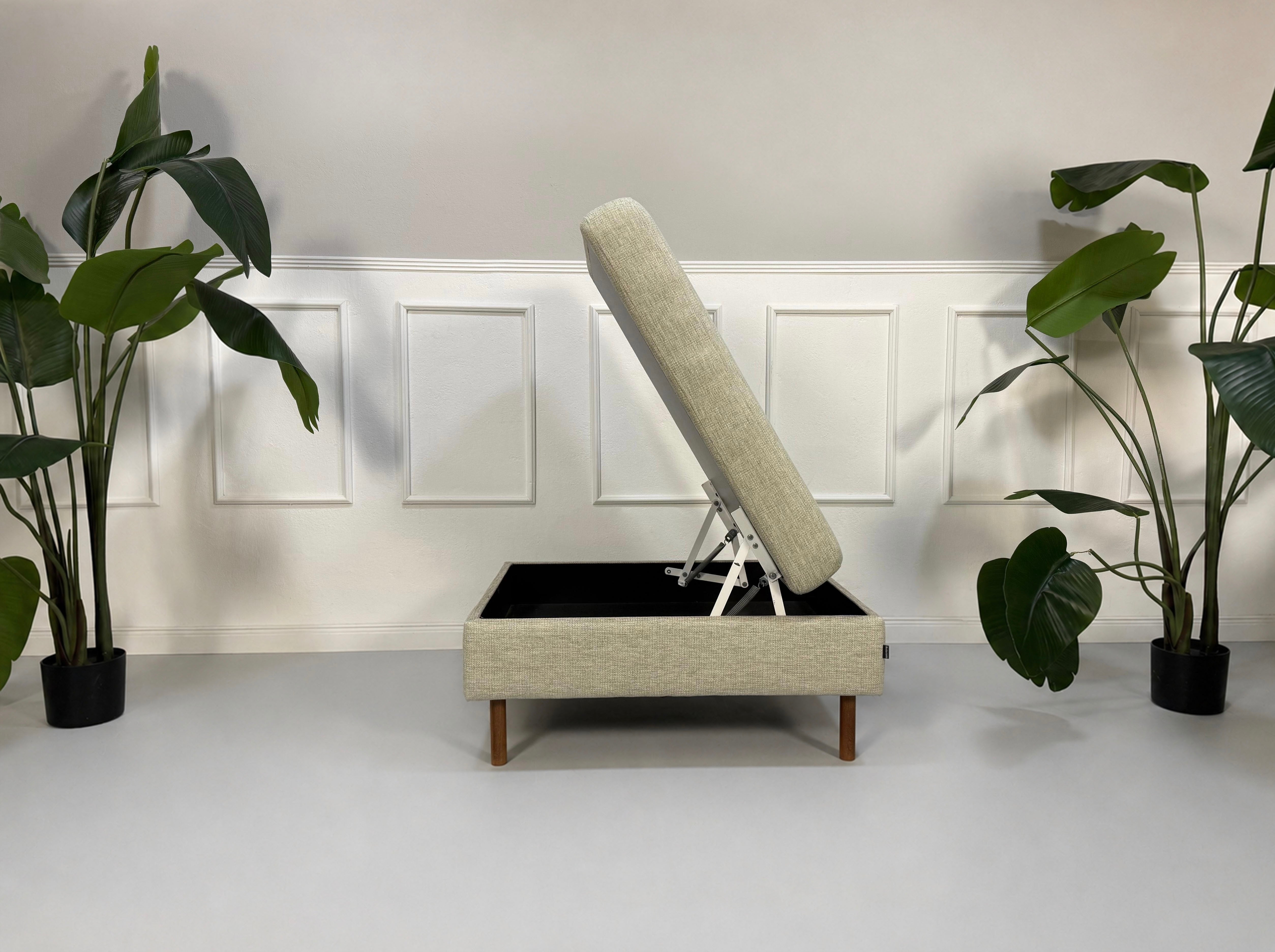 Gebrauchtes beiges Bolia Scandinavia 6 Sitzer Designer Stoff Sofa vor einer Wand, stilvoll und modern eingerichtet.