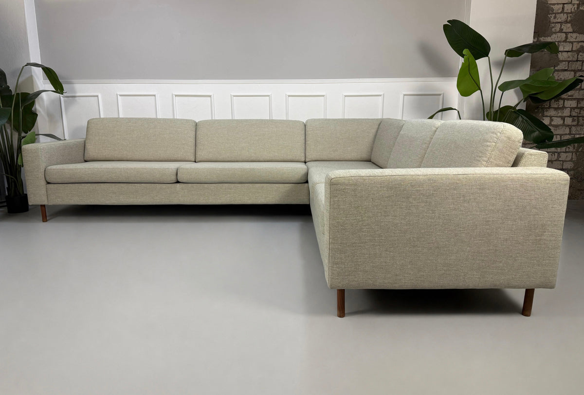 Bolia Scandinavia Ecksofa + Hocker Stoff Beige 6 Sitzer – Aaron GmbH