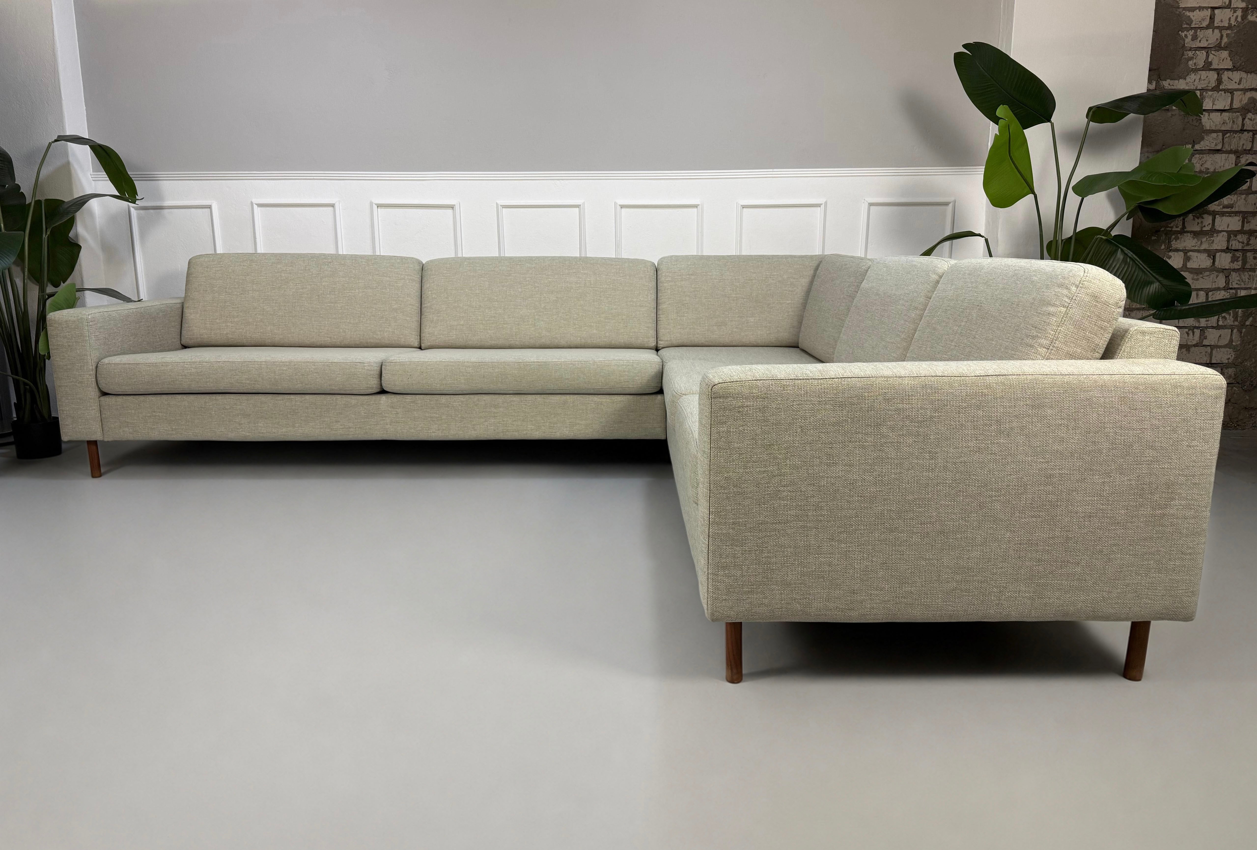 Gebrauchtes beiges Bolia Scandinavia 6 Sitzer Designer Stoff Sofa vor einer Wand, stilvoll und modern eingerichtet.