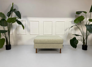 Gebrauchtes beiges Bolia Scandinavia 6 Sitzer Designer Stoff Sofa vor einer Wand, stilvoll und modern eingerichtet.
