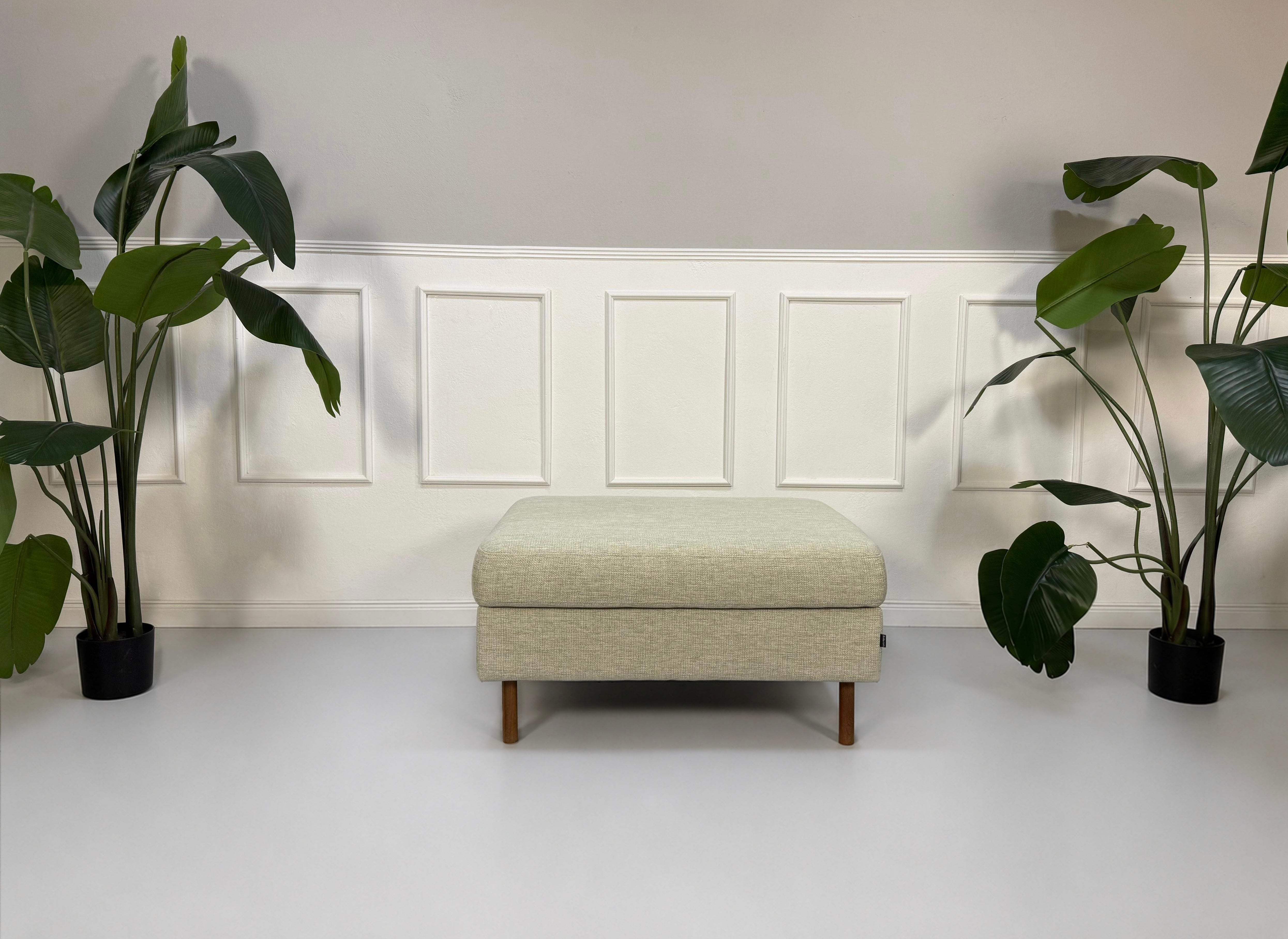 Gebrauchtes beiges Bolia Scandinavia 6 Sitzer Designer Stoff Sofa vor einer Wand, stilvoll und modern eingerichtet.