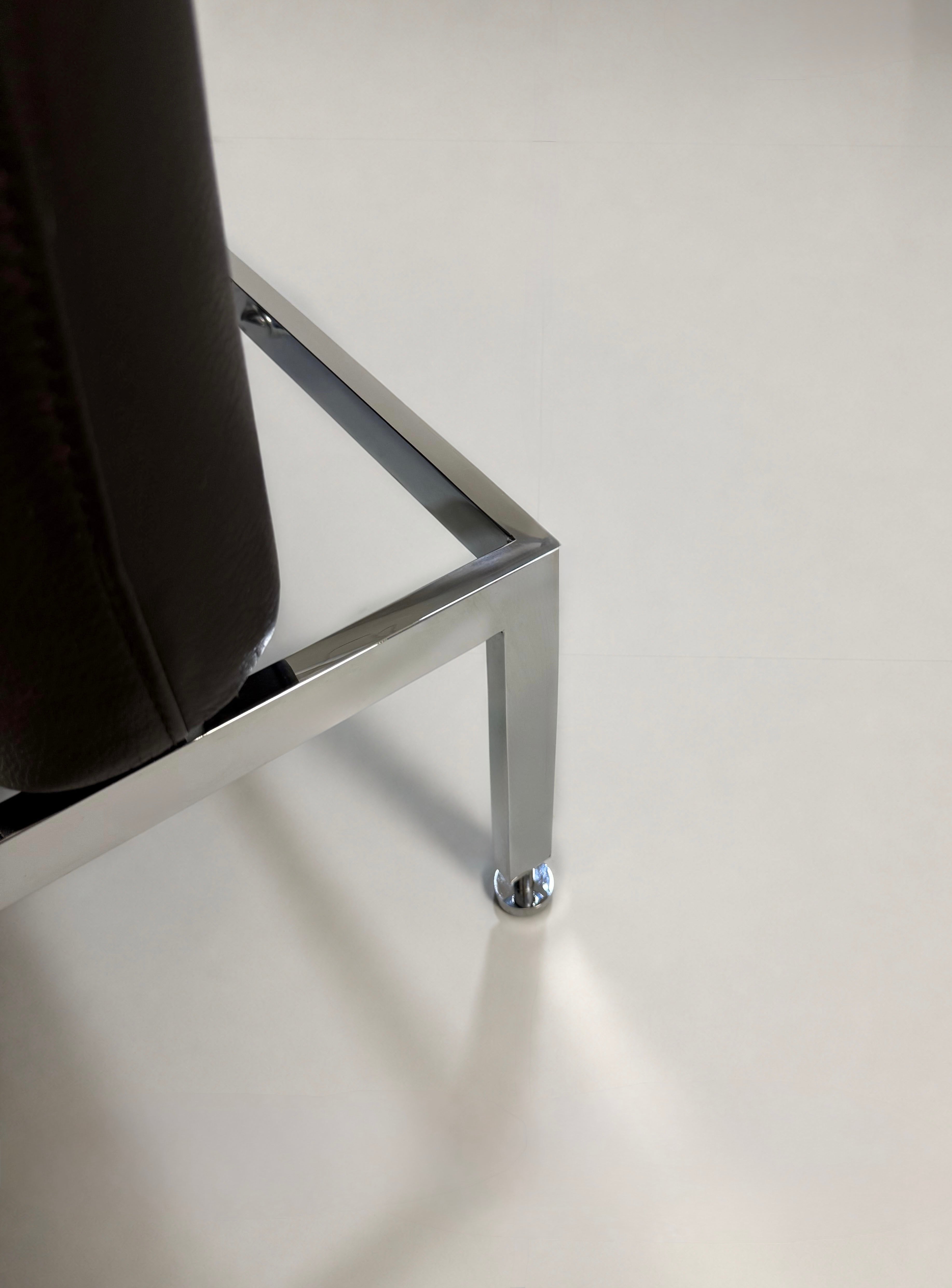 Gebrauchtes schwarzes Brühl Roro Designer Leder Sofa vor einer Wand, stilvoll und modern eingerichtet.
