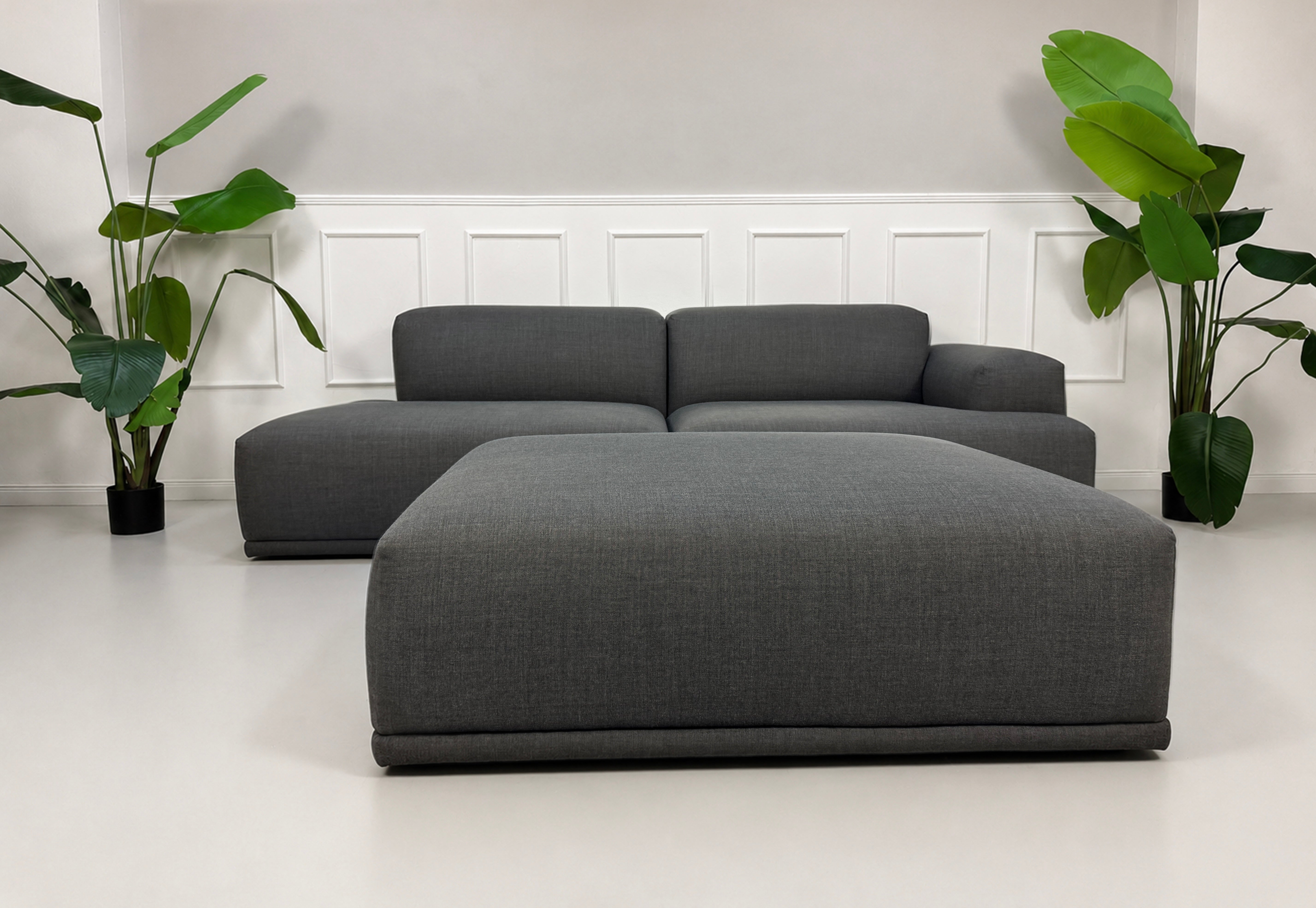 Gebrauchtes graues HAY Mags Designer Stoff Sofa vor einer Wand, stilvoll und modern eingerichtet.