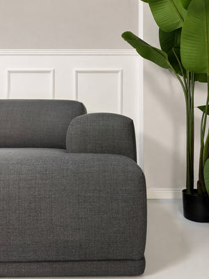 Gebrauchtes graues HAY Mags Designer Stoff Sofa vor einer Wand, stilvoll und modern eingerichtet.