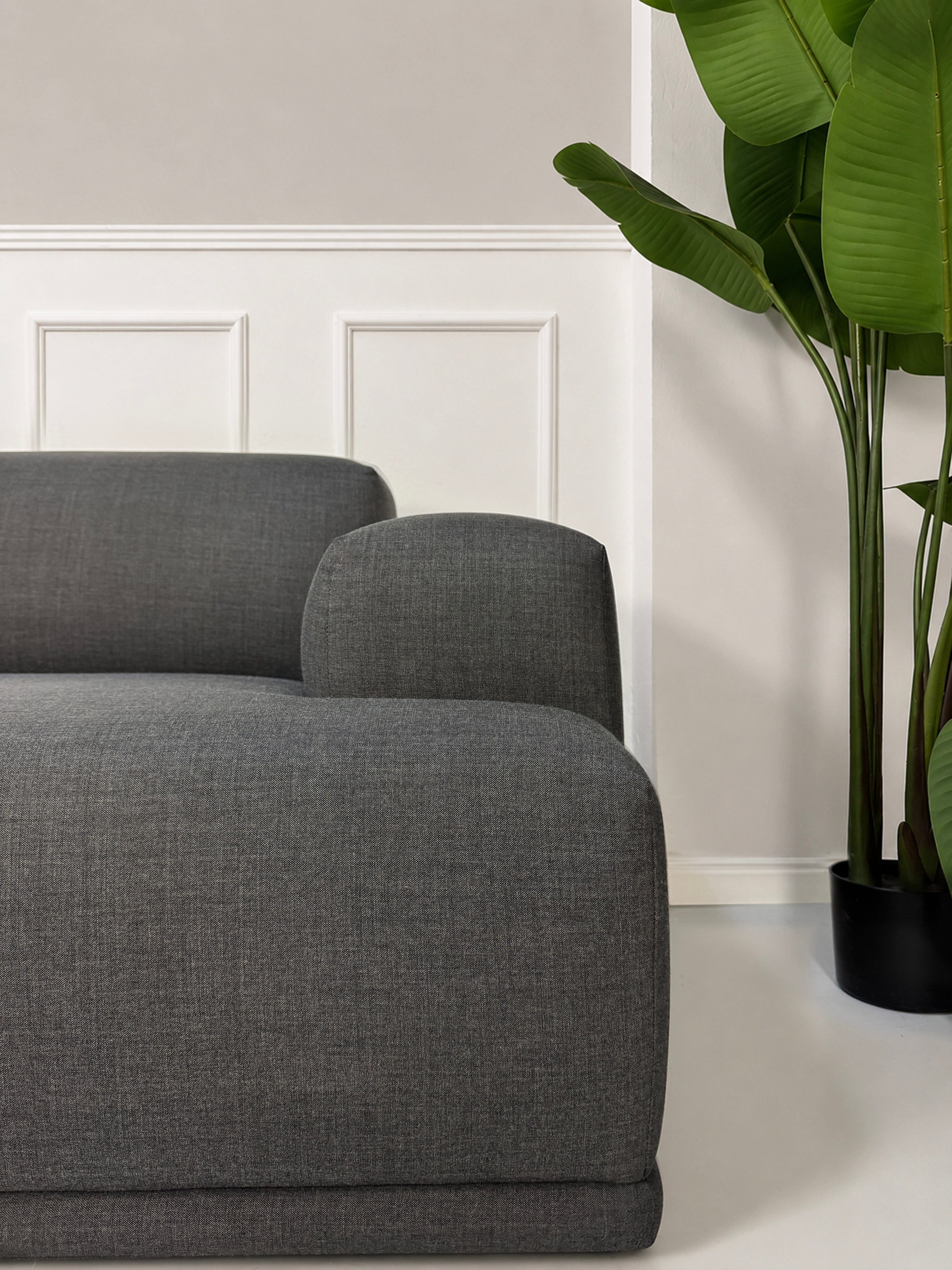 Gebrauchtes graues HAY Mags Designer Stoff Sofa vor einer Wand, stilvoll und modern eingerichtet.