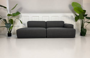 Gebrauchtes graues HAY Mags Designer Stoff Sofa vor einer Wand, stilvoll und modern eingerichtet.