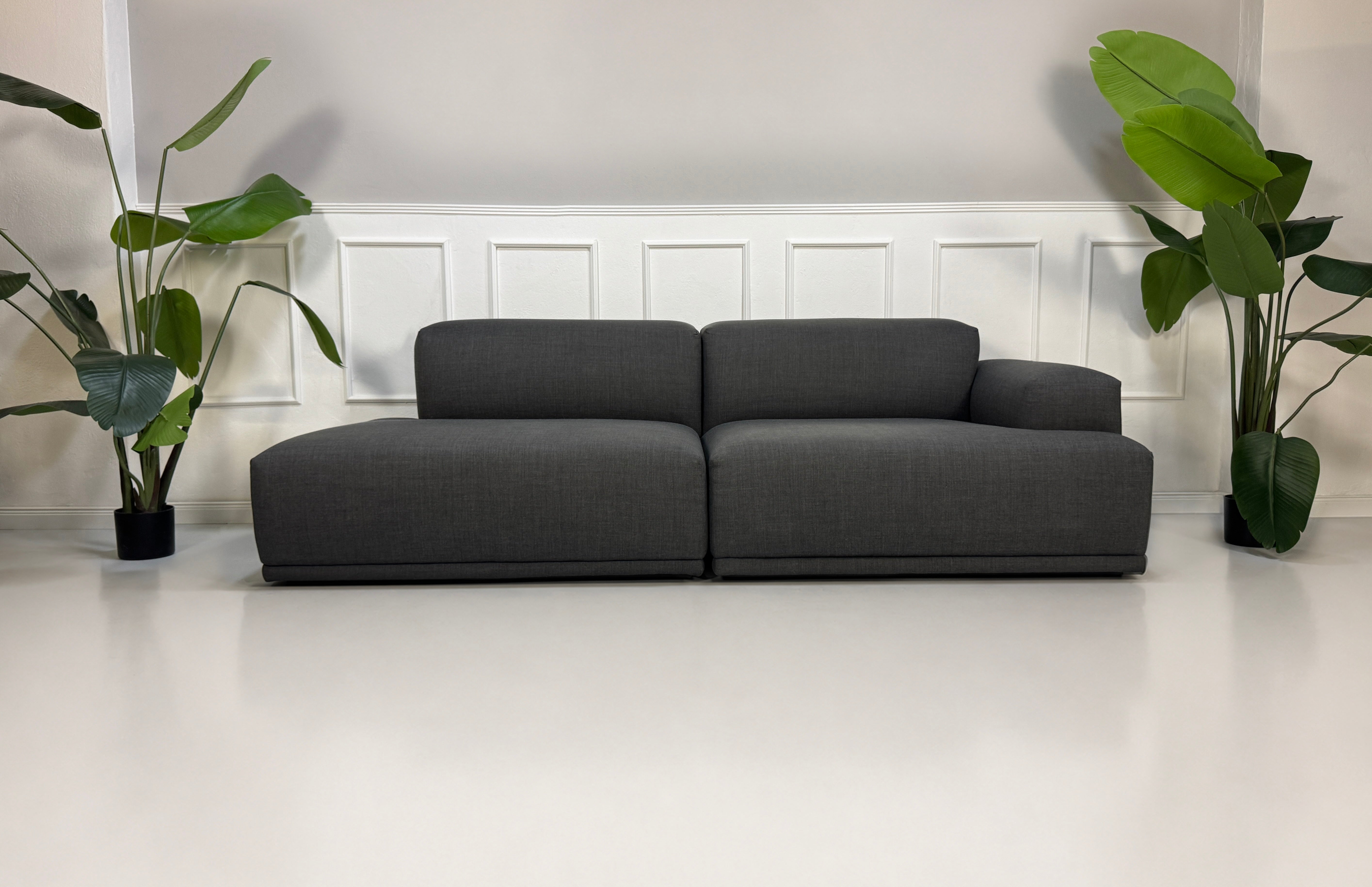 Gebrauchtes graues HAY Mags Designer Stoff Sofa vor einer Wand, stilvoll und modern eingerichtet.