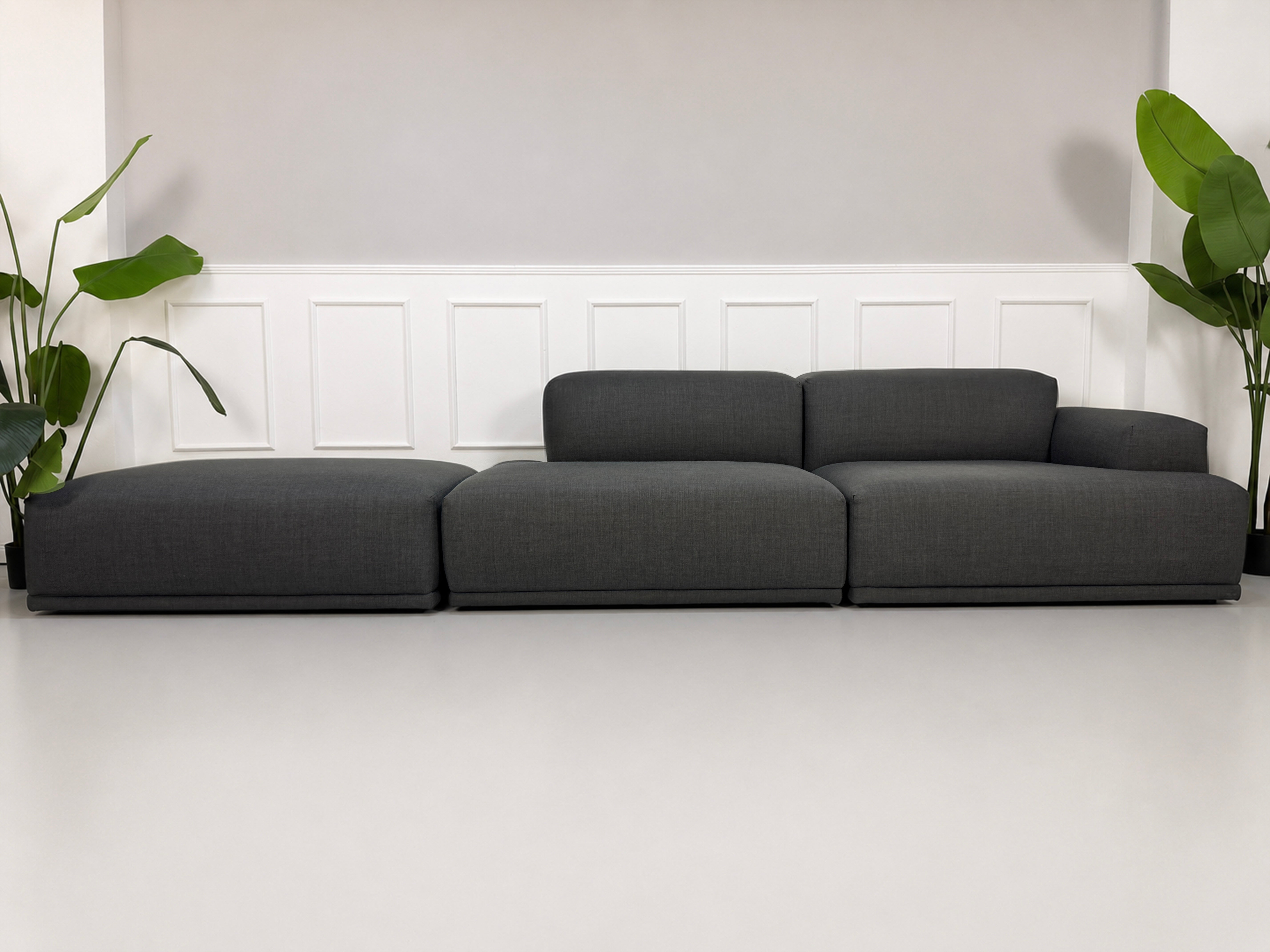 Gebrauchtes graues HAY Mags Designer Stoff Sofa vor einer Wand, stilvoll und modern eingerichtet.