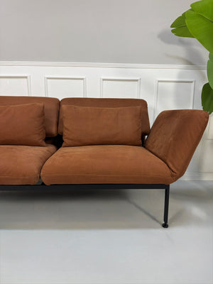 Gebrauchtes braunes Brühl Roro Designer Leder Taron Sofa vor einer Wand, stilvoll und modern eingerichtet.