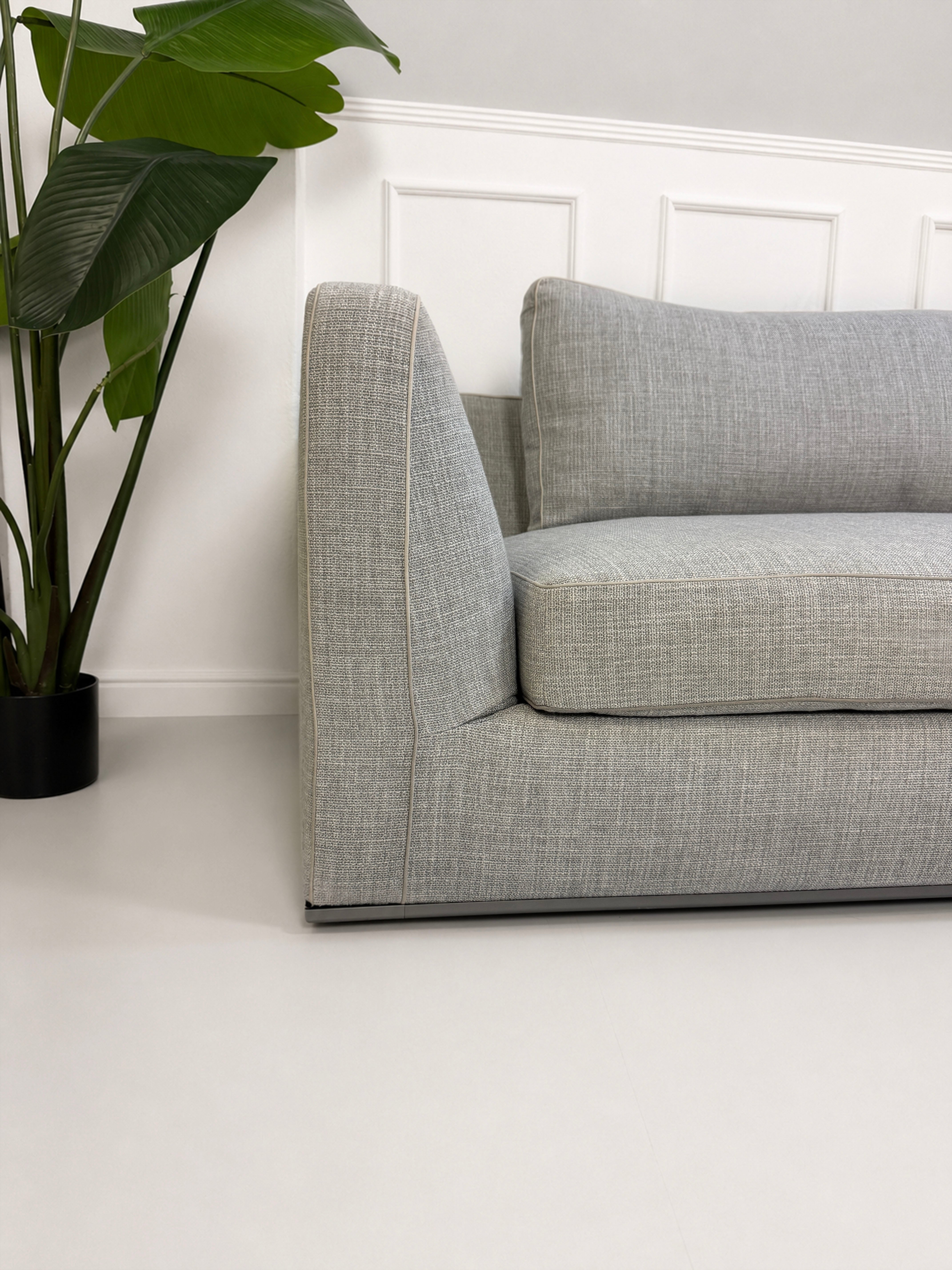 Gebrauchtes graues B&B Italia Richard Designer Stoff Sofa vor einer Wand, stilvoll und modern eingerichtet.