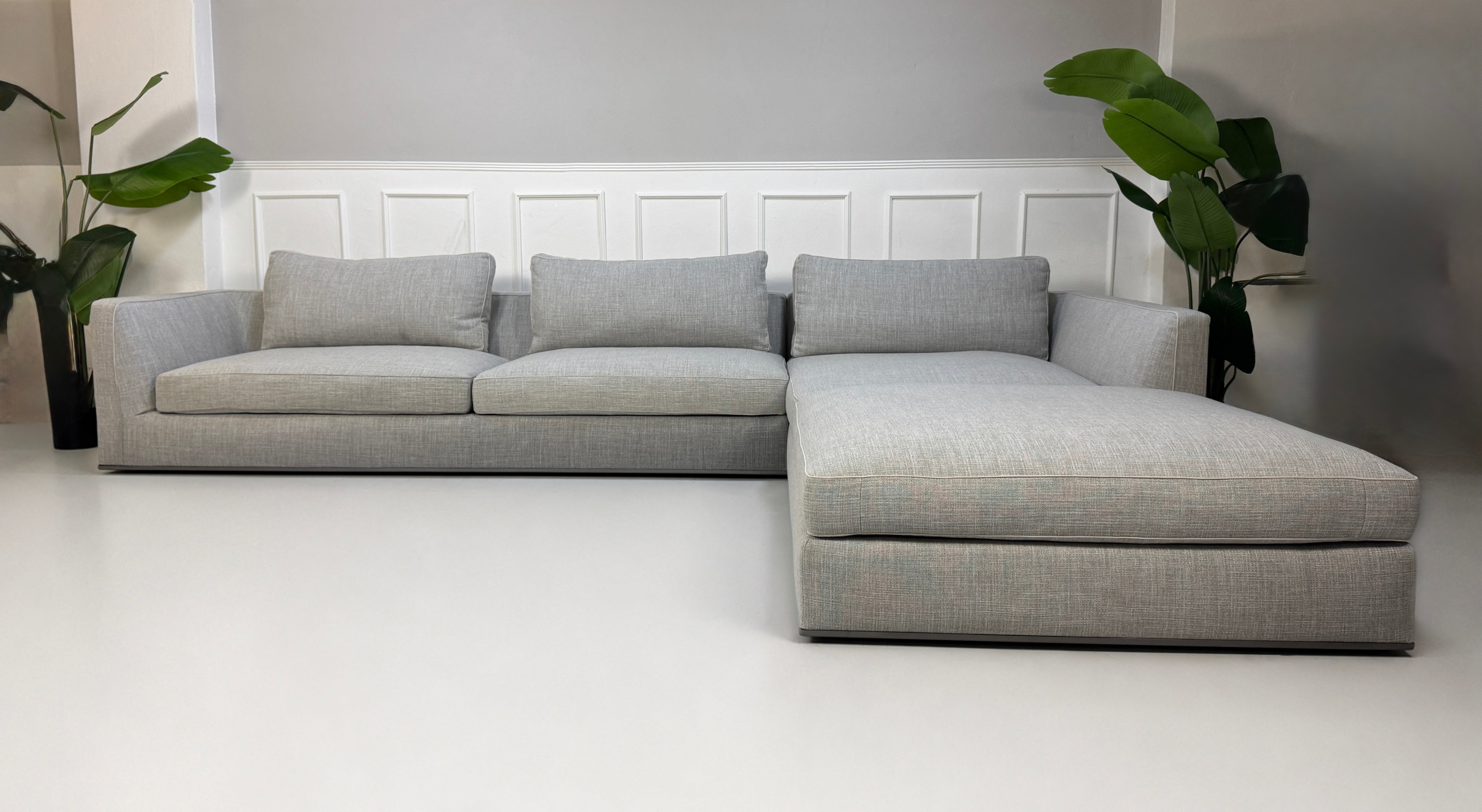 Gebrauchtes graues B&B Italia Richard Designer Stoff Sofa vor einer Wand, stilvoll und modern eingerichtet.