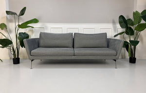Gebrauchtes graues Vitra Suita Designer Stoff Sofa vor einer Wand, stilvoll und modern eingerichtet.