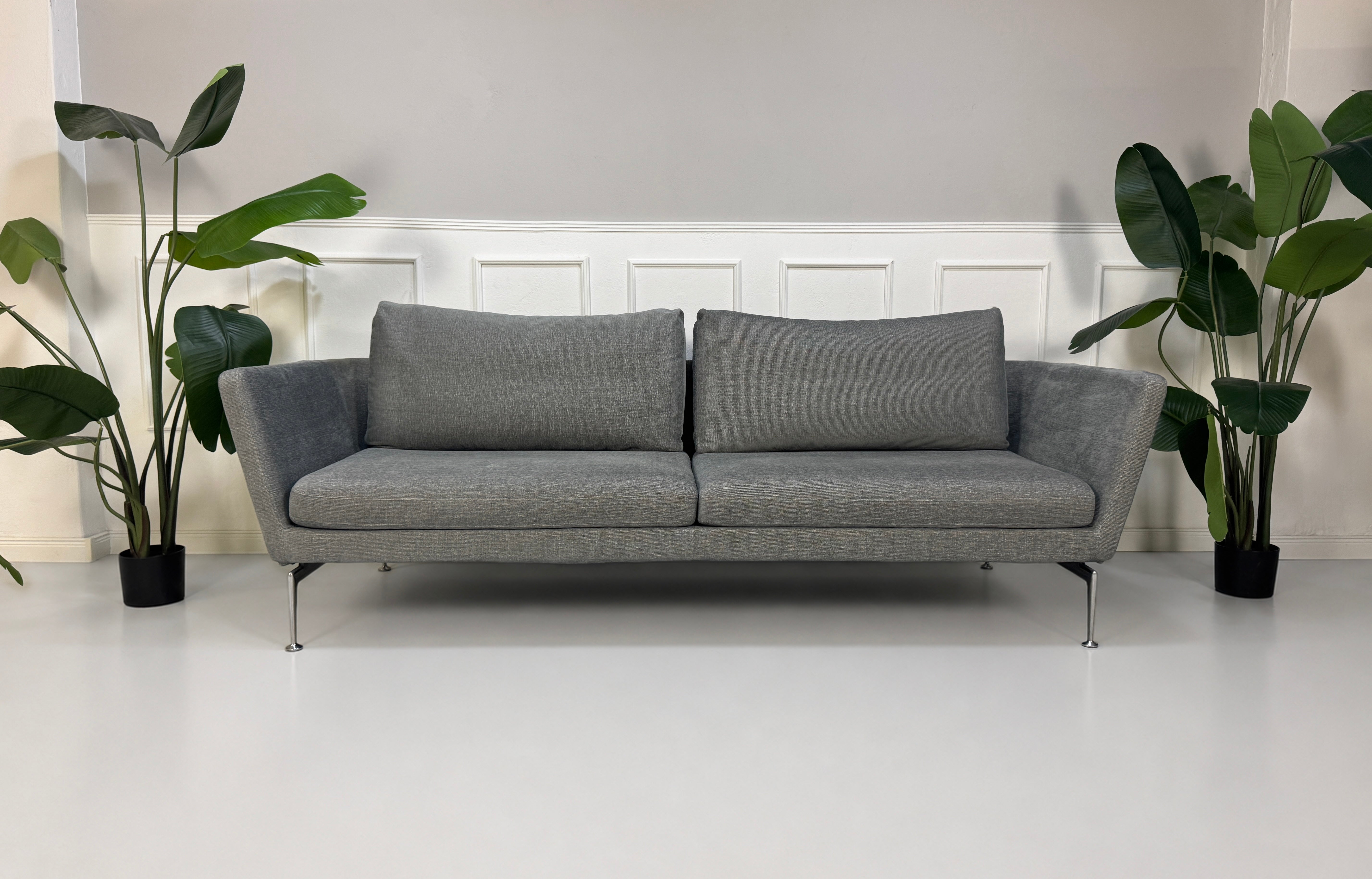 Gebrauchtes graues Vitra Suita Designer Stoff Sofa vor einer Wand, stilvoll und modern eingerichtet.