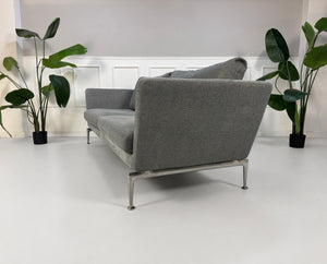 Gebrauchtes graues Vitra Suita Designer Stoff Sofa vor einer Wand, stilvoll und modern eingerichtet.