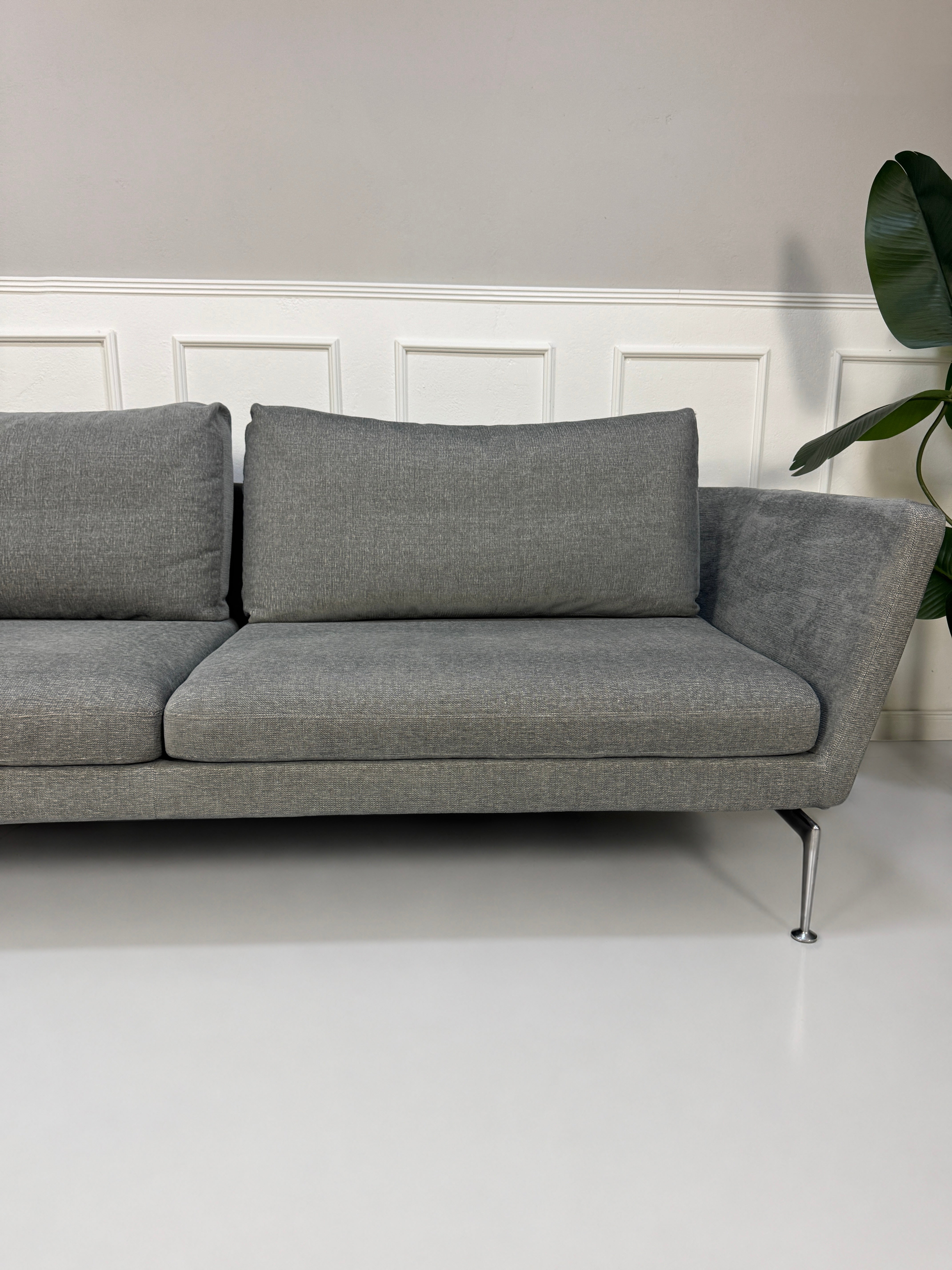 Gebrauchtes graues Vitra Suita Designer Stoff Sofa vor einer Wand, stilvoll und modern eingerichtet.