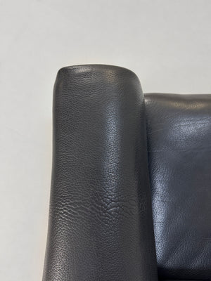 Gebrauchtes schwarzes De Sede DS47 Designer Leder Sofa vor einer Wand, stilvoll und modern eingerichtet.