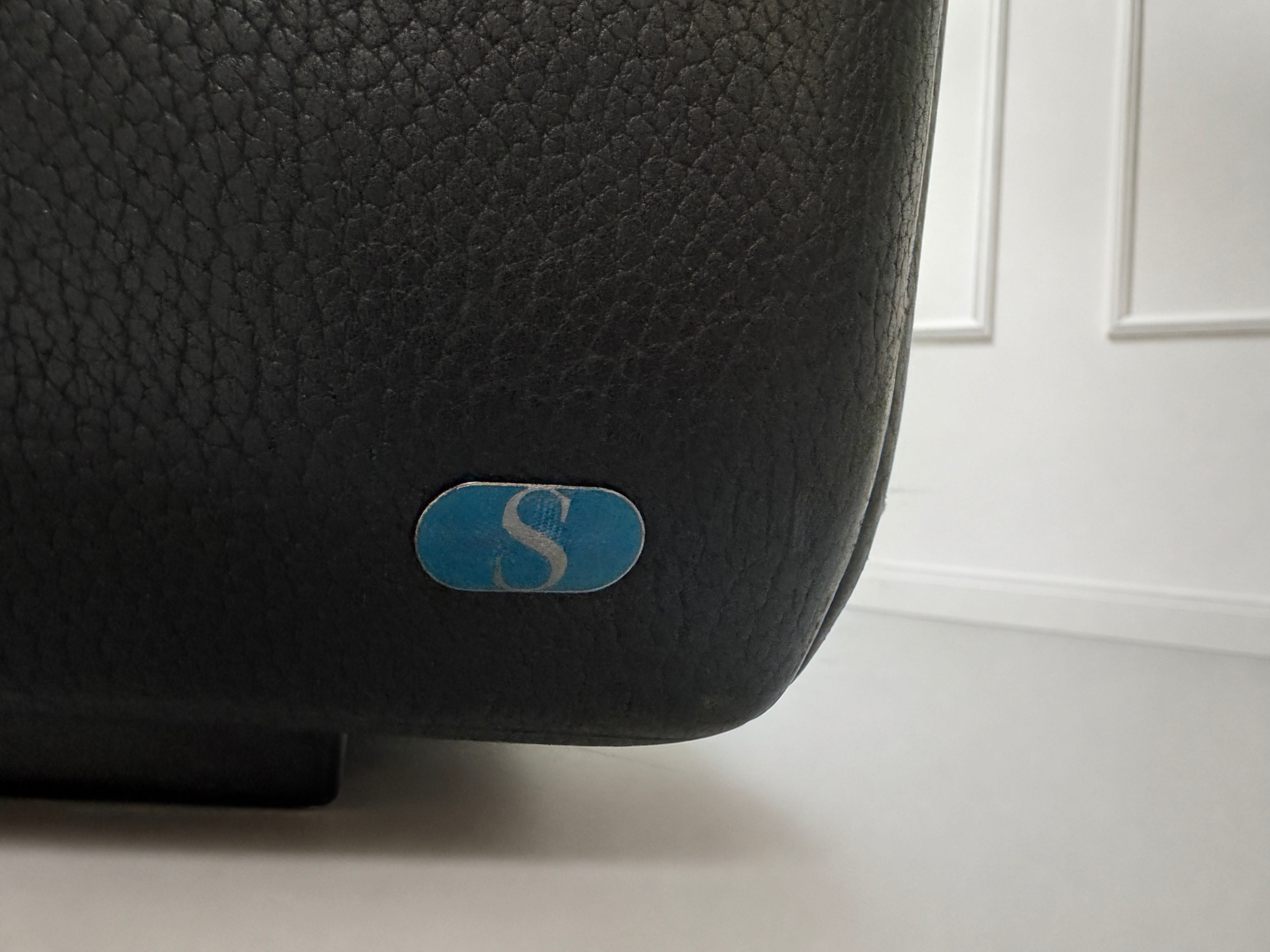 Gebrauchtes schwarzes De Sede DS47 Designer Leder Sofa vor einer Wand, stilvoll und modern eingerichtet.
