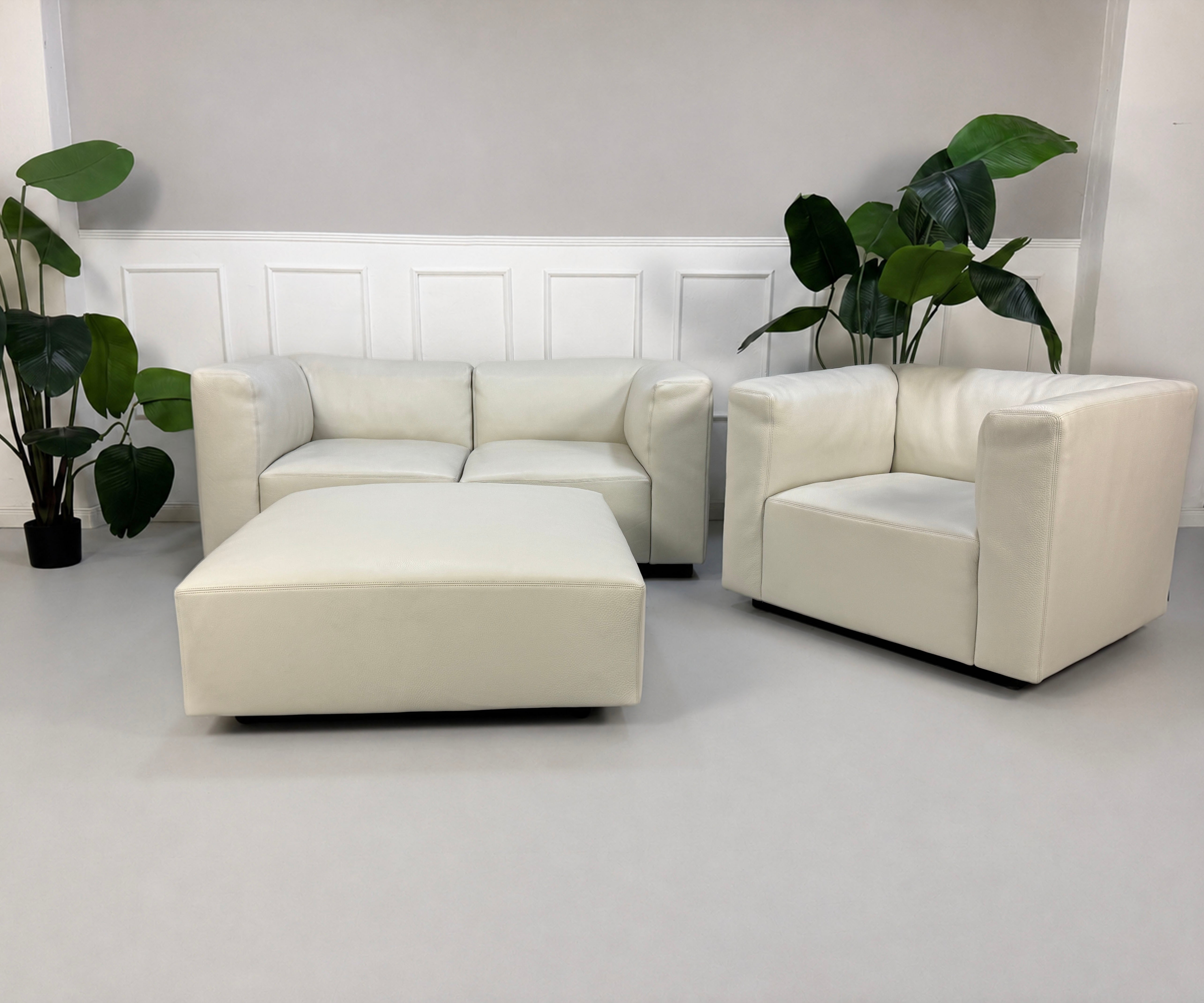 Gebrauchtes weißes Walter Knoll Living Landscape 730 Designer  Leder Sofa mit Sessel vor einer Wand, stilvoll und modern eingerichtet.