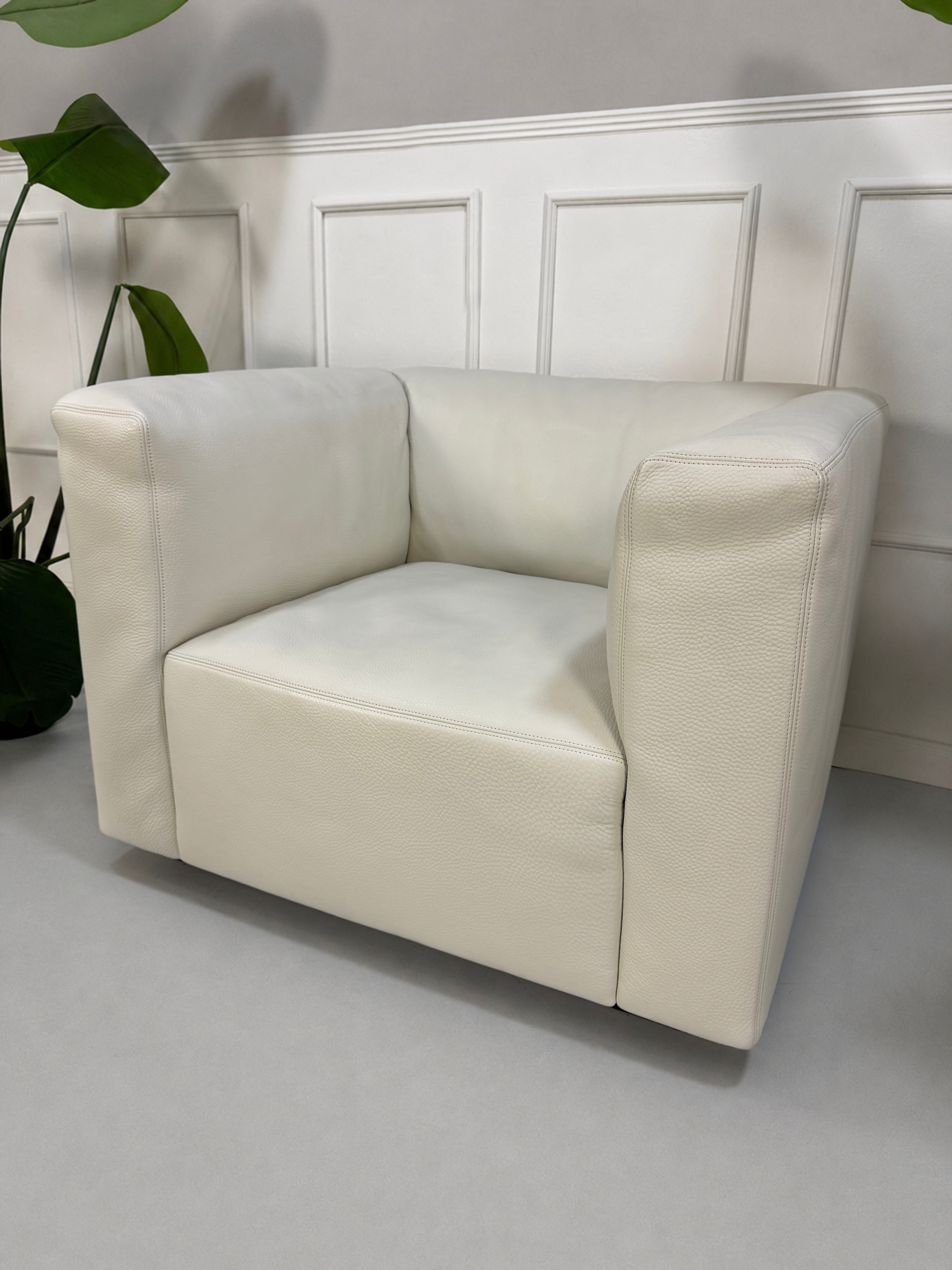 Gebrauchtes weißes Walter Knoll Living Landscape 730 Designer  Leder Sofa mit Sessel vor einer Wand, stilvoll und modern eingerichtet.