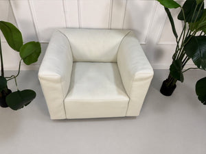 Gebrauchtes weißes Walter Knoll Living Landscape 730 Designer  Leder Sofa mit Sessel vor einer Wand, stilvoll und modern eingerichtet.