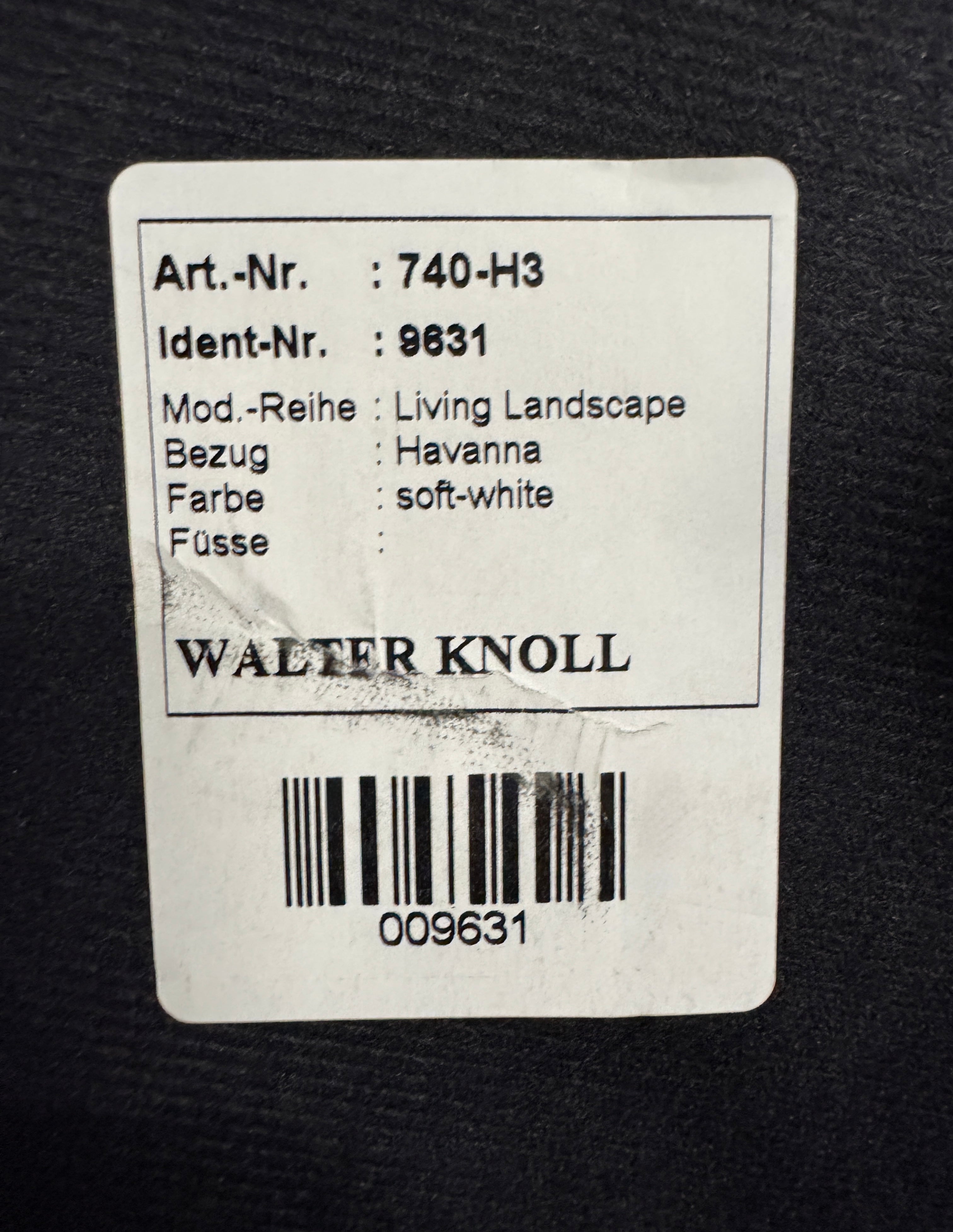 Gebrauchtes weißes Walter Knoll Living Landscape 730 Designer  Leder Sofa mit Sessel vor einer Wand, stilvoll und modern eingerichtet.