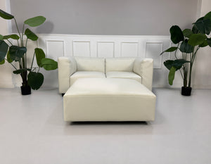 Gebrauchtes weißes Walter Knoll Living Landscape 730 Designer  Leder Sofa mit Sessel vor einer Wand, stilvoll und modern eingerichtet.