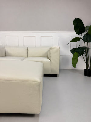 Gebrauchtes weißes Walter Knoll Living Landscape 730 Designer  Leder Sofa mit Sessel vor einer Wand, stilvoll und modern eingerichtet.