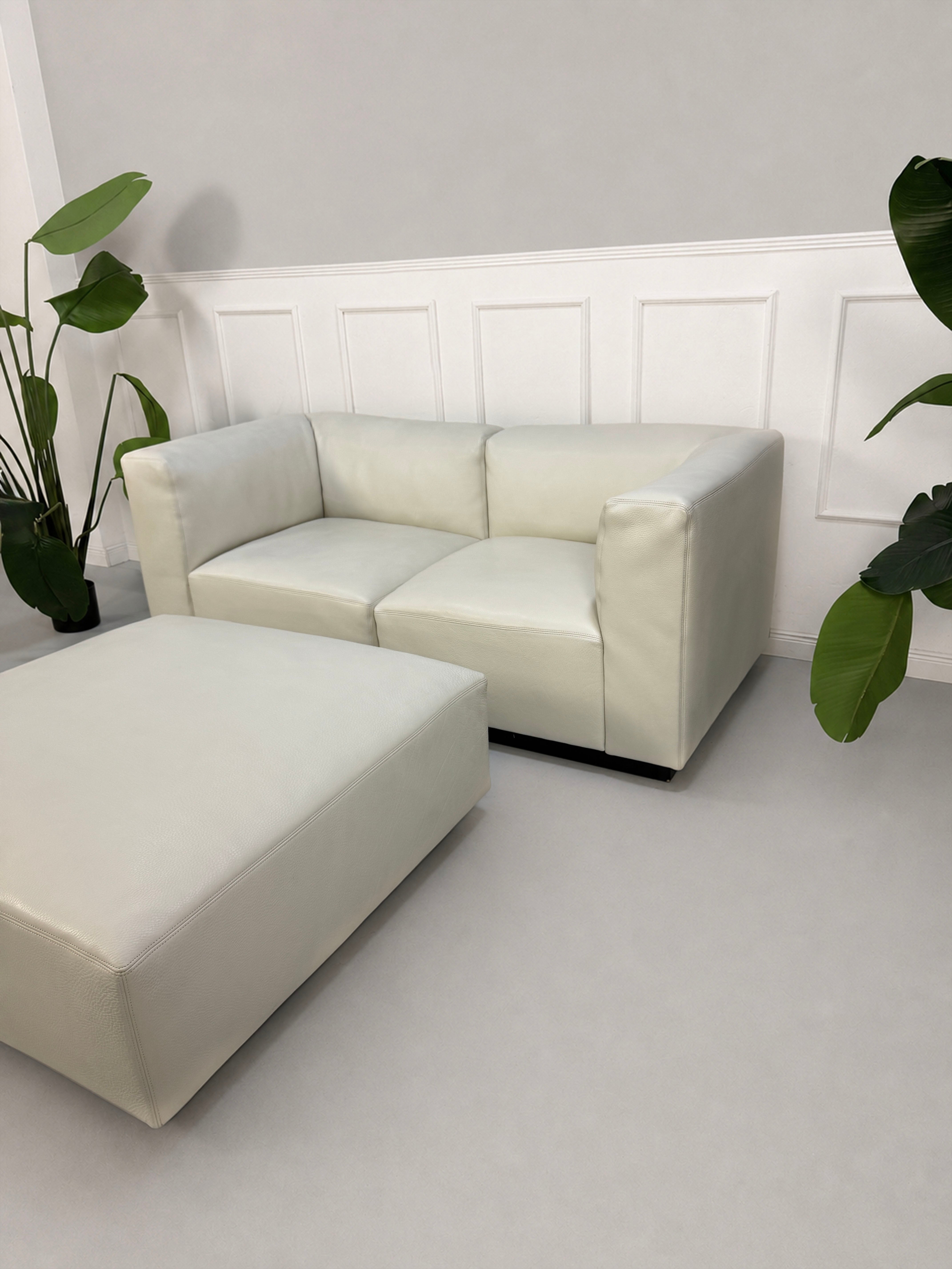 Gebrauchtes weißes Walter Knoll Living Landscape 730 Designer  Leder Sofa mit Sessel vor einer Wand, stilvoll und modern eingerichtet.