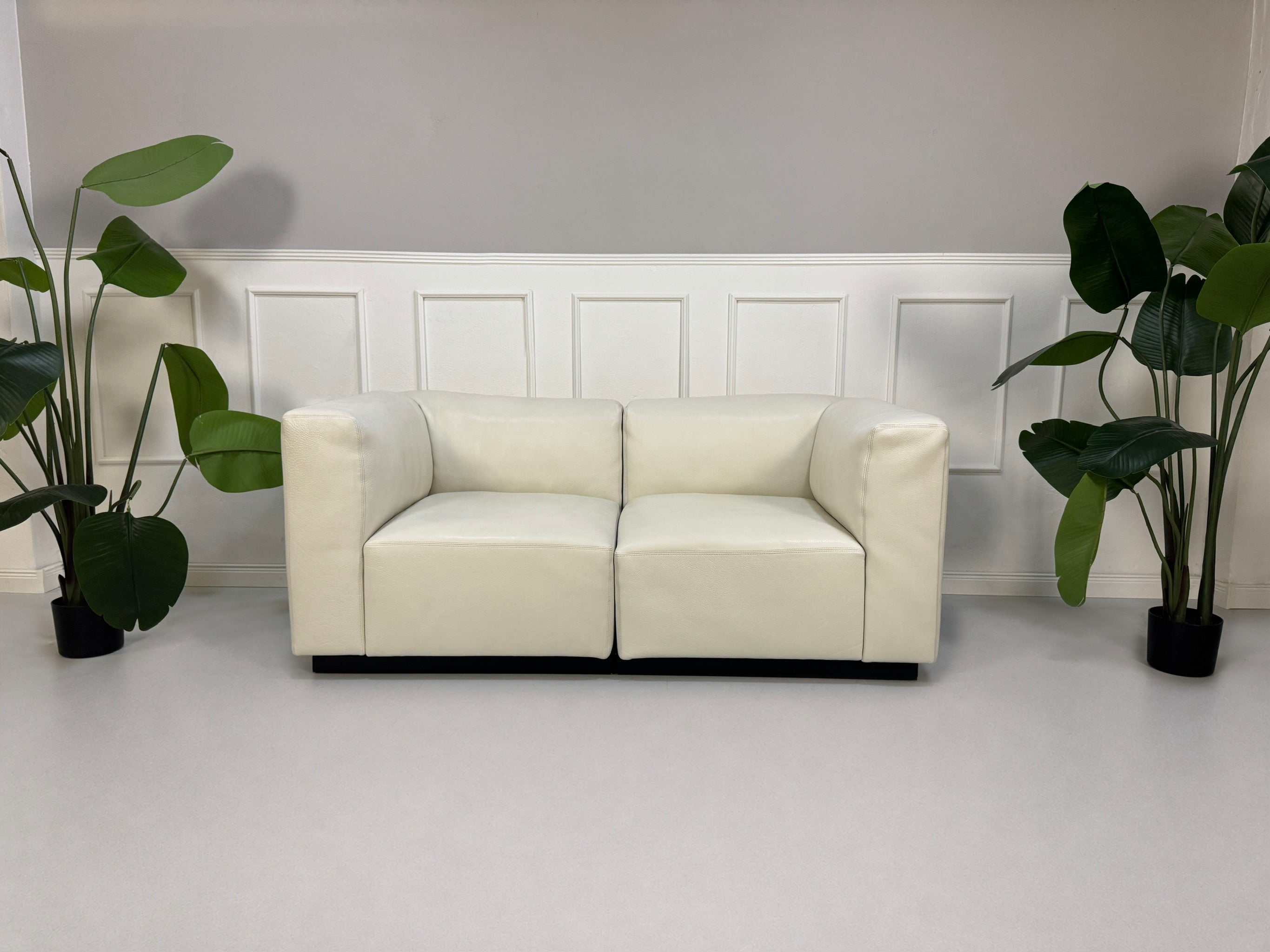 Gebrauchtes weißes Walter Knoll Living Landscape 730 Designer  Leder Sofa mit Sessel vor einer Wand, stilvoll und modern eingerichtet.