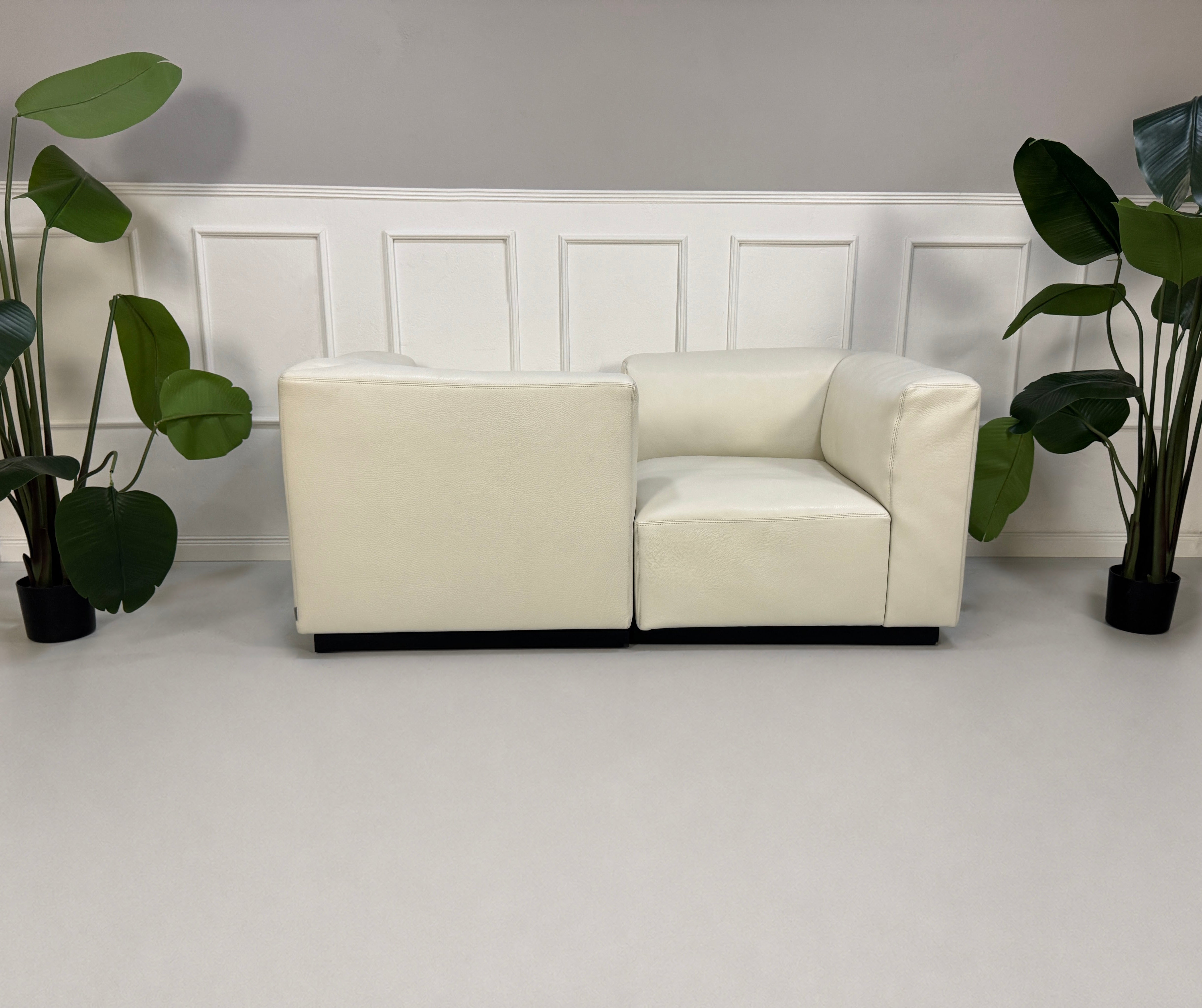 Gebrauchtes weißes Walter Knoll Living Landscape 730 Designer  Leder Sofa mit Sessel vor einer Wand, stilvoll und modern eingerichtet.