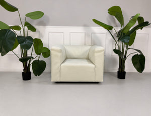 Gebrauchtes weißes Walter Knoll Living Landscape 730 Designer  Leder Sofa mit Sessel vor einer Wand, stilvoll und modern eingerichtet.