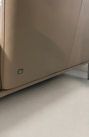 Gebrauchtes Braun Grau Rolf Benz Scala Designer Leder Sofa vor einer Wand, stilvoll und modern eingerichtet.