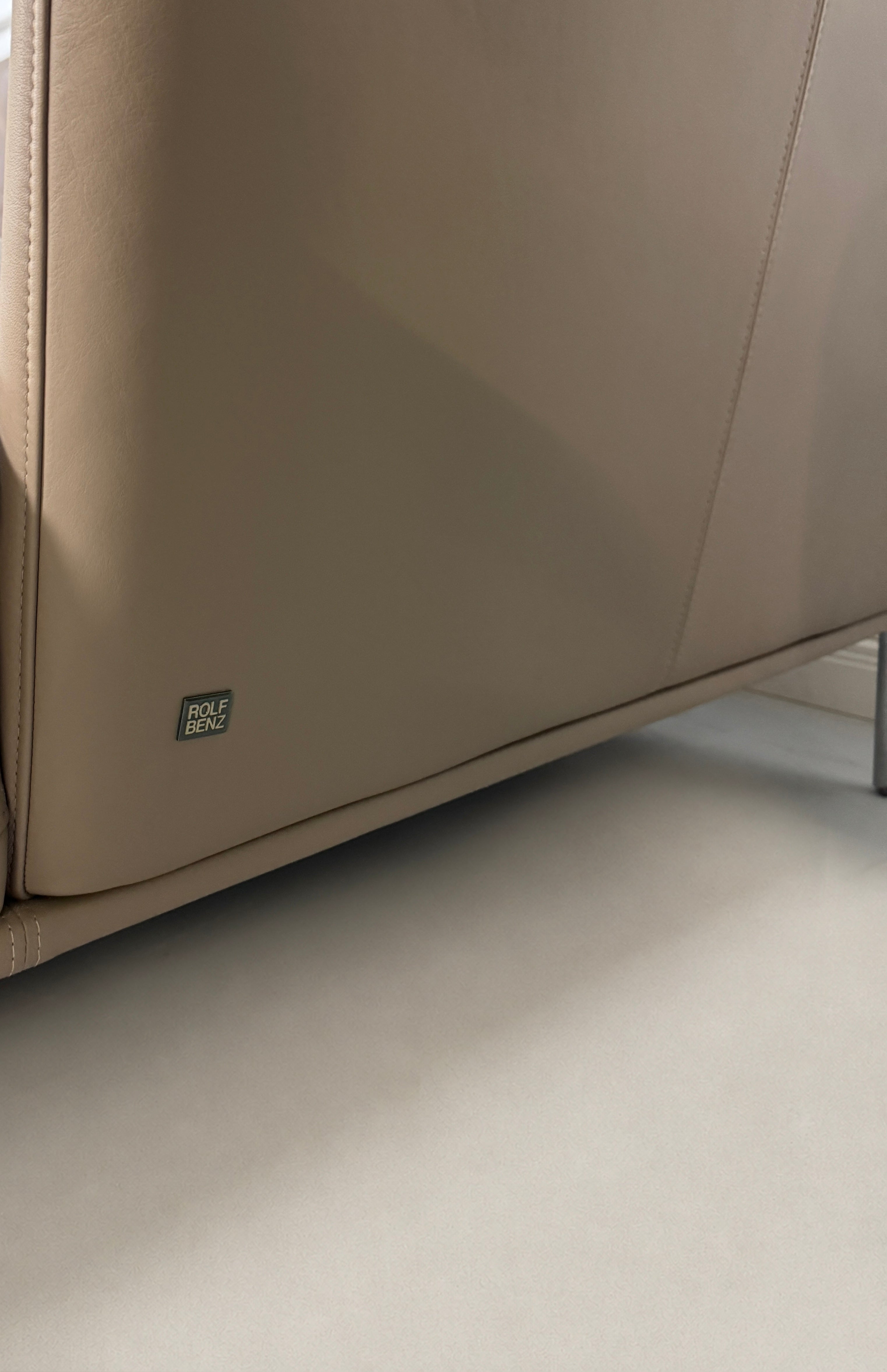 Gebrauchtes Braun Grau Rolf Benz Scala Designer Leder Sofa vor einer Wand, stilvoll und modern eingerichtet.