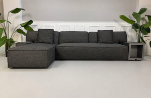 Gebrauchtes graues Cassina 244 My World Designer Stoff Sofa vor einer Wand, stilvoll und modern eingerichtet.