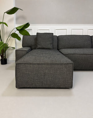 Gebrauchtes graues Cassina 244 My World Designer Stoff Sofa vor einer Wand, stilvoll und modern eingerichtet.