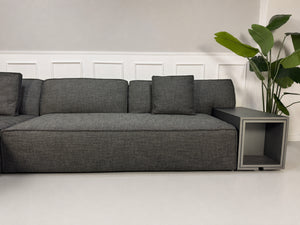 Gebrauchtes graues Cassina 244 My World Designer Stoff Sofa vor einer Wand, stilvoll und modern eingerichtet.