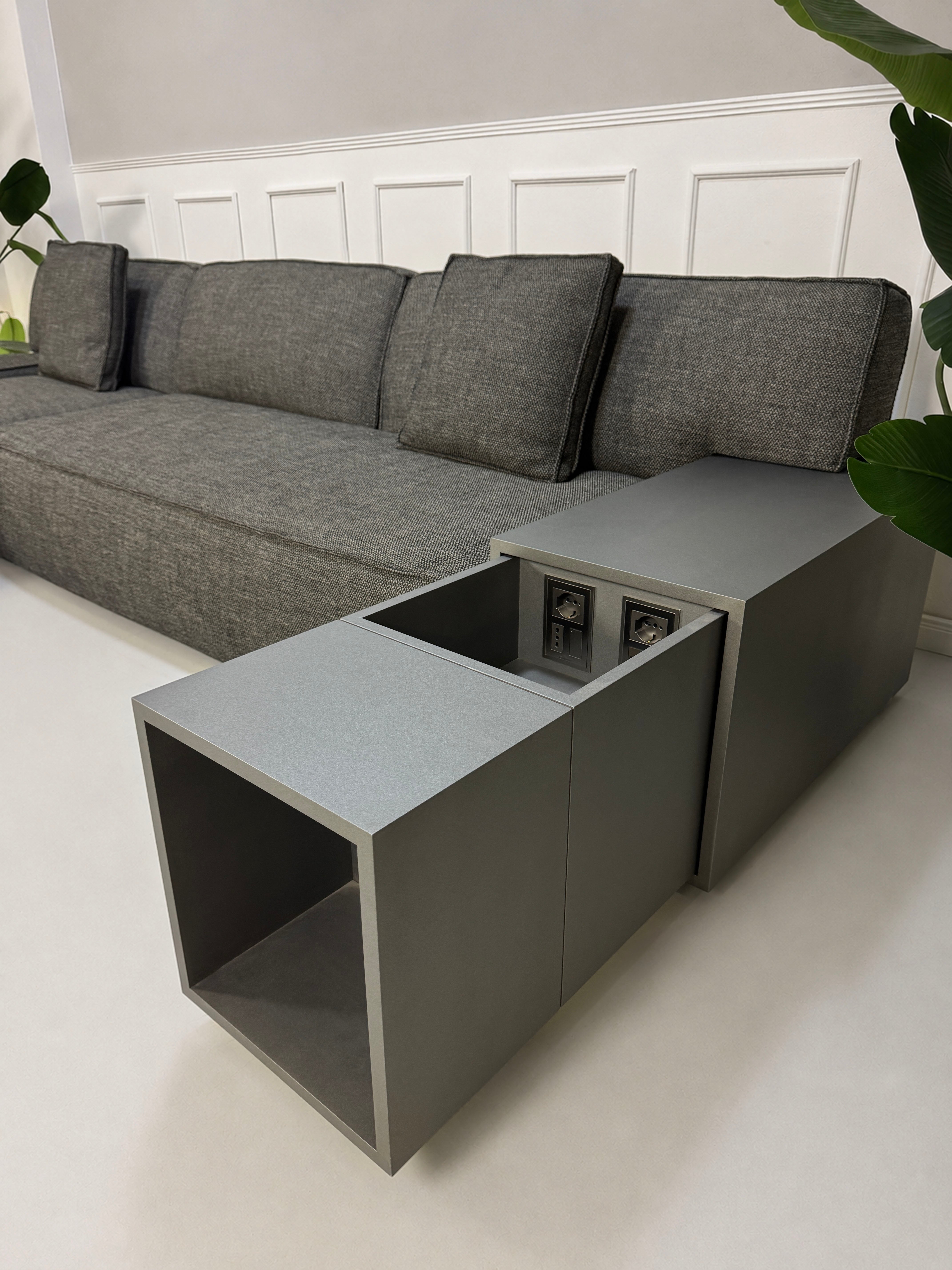 Gebrauchtes graues Cassina 244 My World Designer Stoff Sofa vor einer Wand, stilvoll und modern eingerichtet.