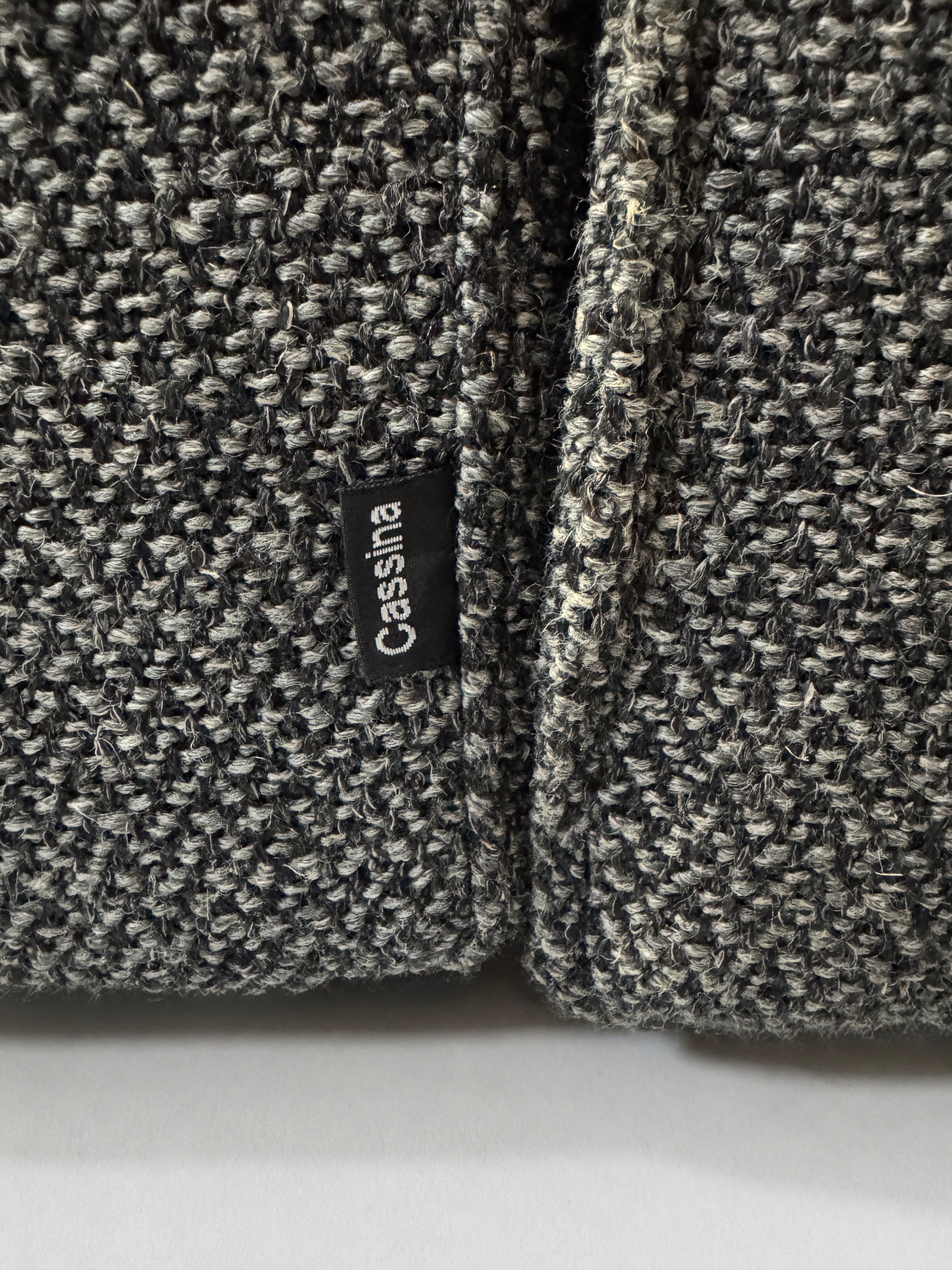 Gebrauchtes graues Cassina 244 My World Designer Stoff Sofa vor einer Wand, stilvoll und modern eingerichtet.