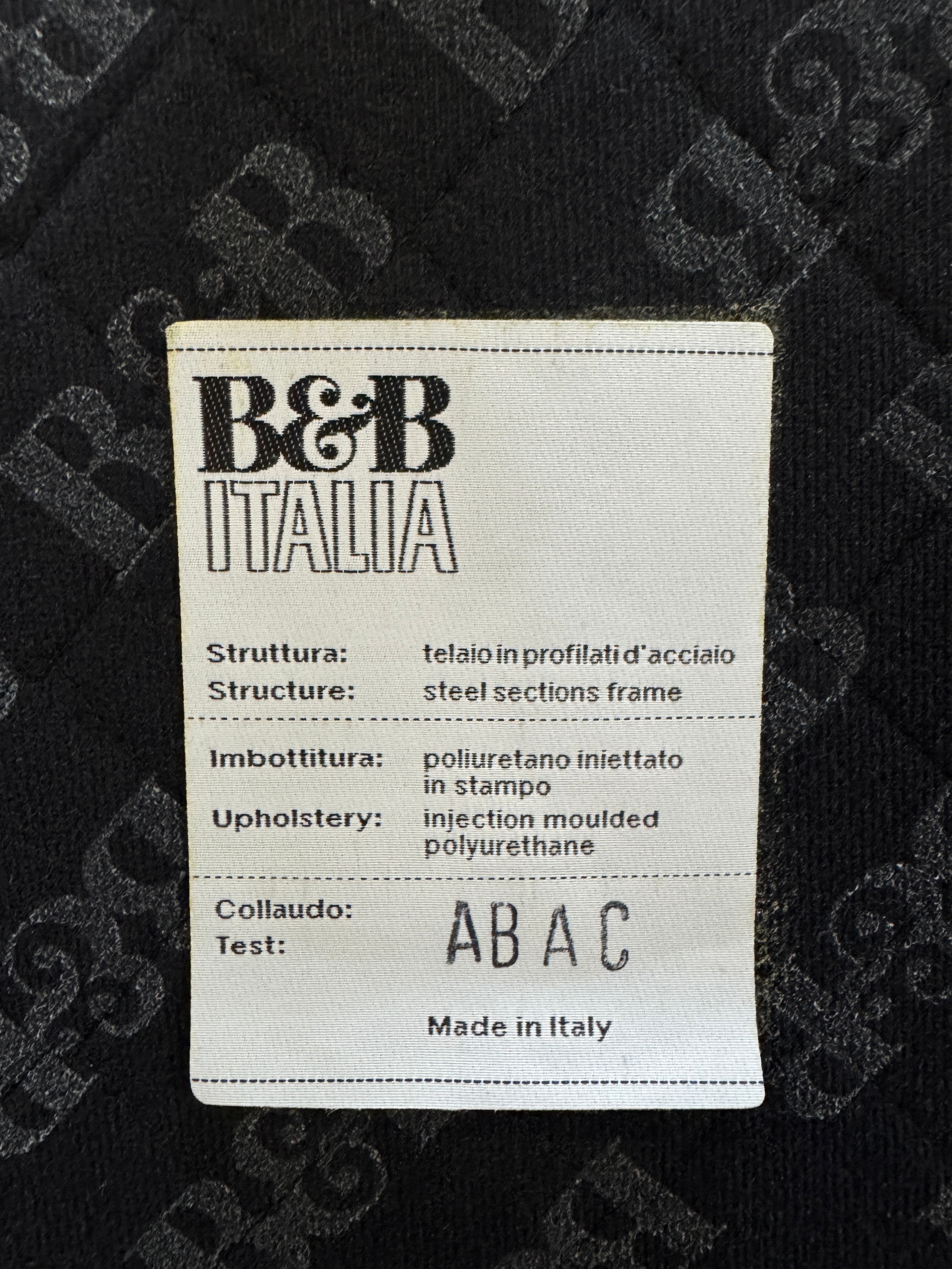 Gebrauchtes graues BB Italia Bend Designer Stoff Sofa vor einer Wand, stilvoll und modern eingerichtet.