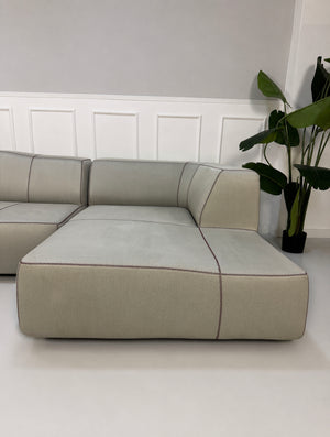 Gebrauchtes graues BB Italia Bend Designer Stoff Sofa vor einer Wand, stilvoll und modern eingerichtet.
