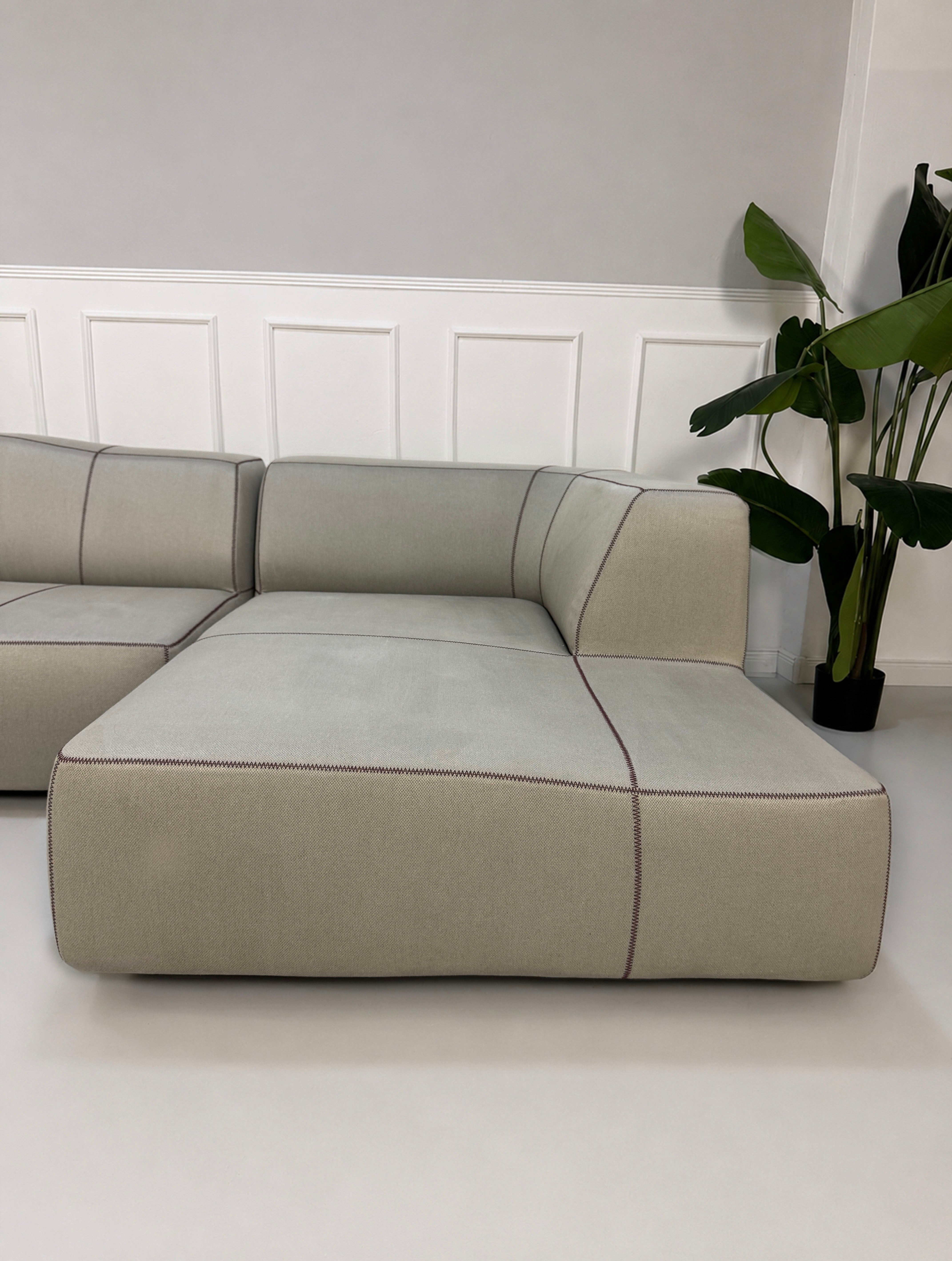 Gebrauchtes graues BB Italia Bend Designer Stoff Sofa vor einer Wand, stilvoll und modern eingerichtet.