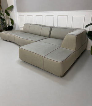 Gebrauchtes graues BB Italia Bend Designer Stoff Sofa vor einer Wand, stilvoll und modern eingerichtet.