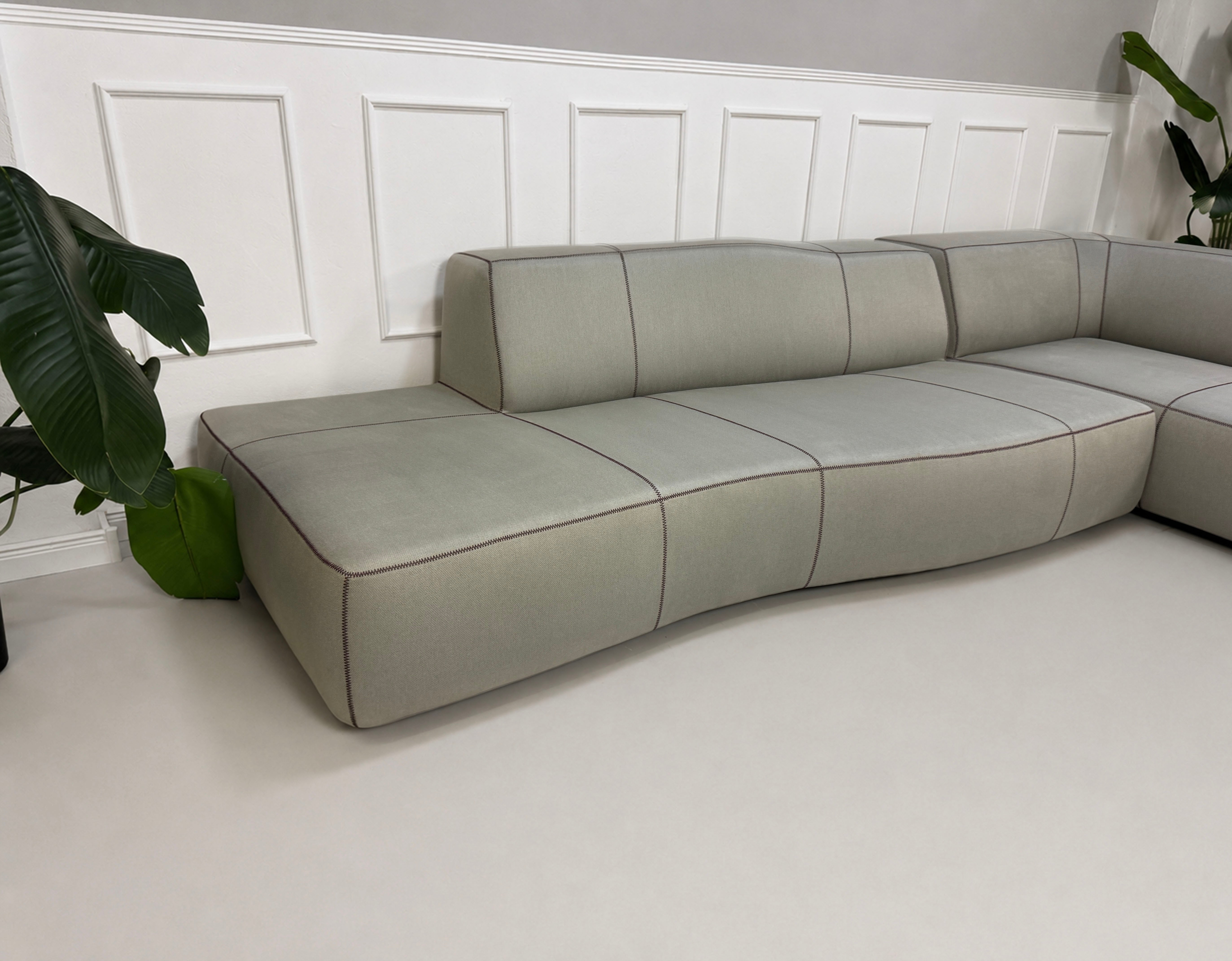 Gebrauchtes graues BB Italia Bend Designer Stoff Sofa vor einer Wand, stilvoll und modern eingerichtet.