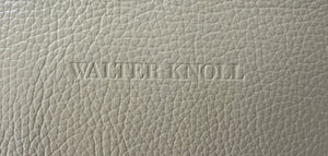 Gebrauchtes beiges Walter Knoll Prime Time Designer Leder Sofa vor einer Wand, stilvoll und modern eingerichtet.