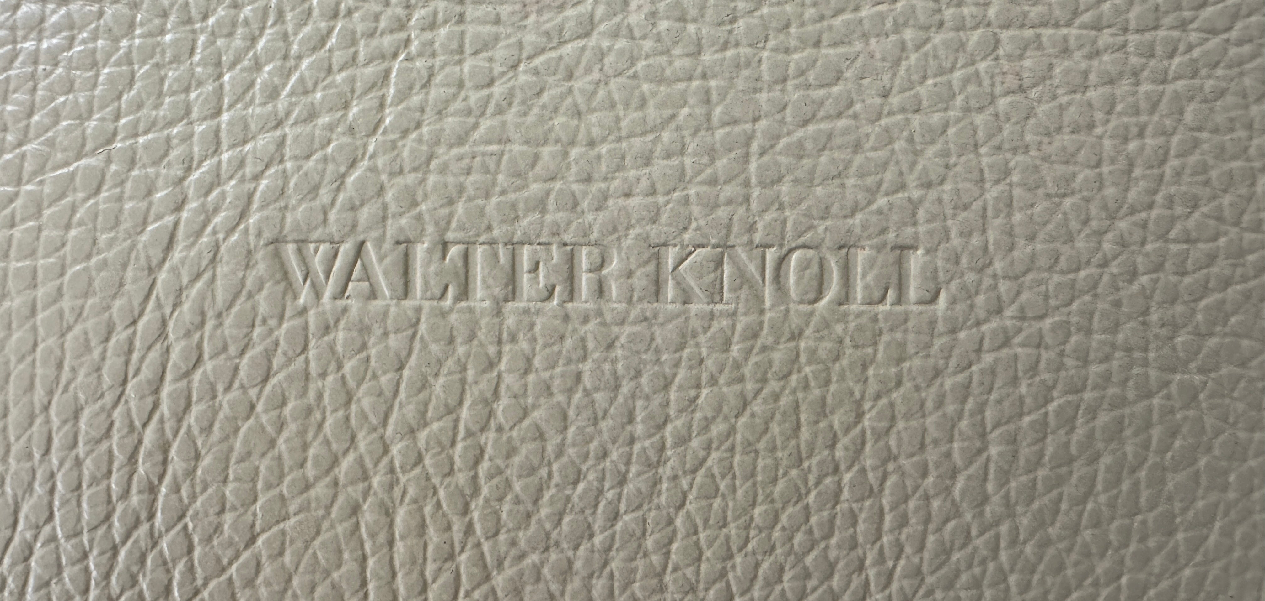 Gebrauchtes beiges Walter Knoll Prime Time Designer Leder Sofa vor einer Wand, stilvoll und modern eingerichtet.