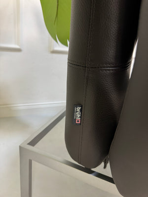 Gebrauchte braune Brühl Roro Designer Leder Sofas vor einer Wand, stilvoll und modern eingerichtet.